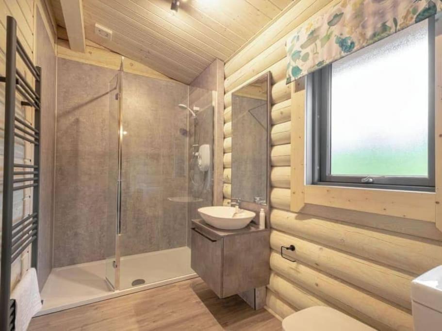 Treetops Luxury Log Cabin - Hot tub, BBQ & Sauna view 4