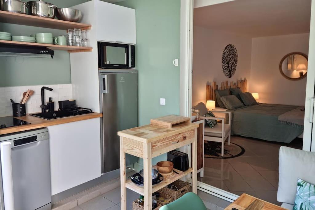 "Aimé Gwada", appartement à 40m de la plage, Rez-de-jardin tropical view 5