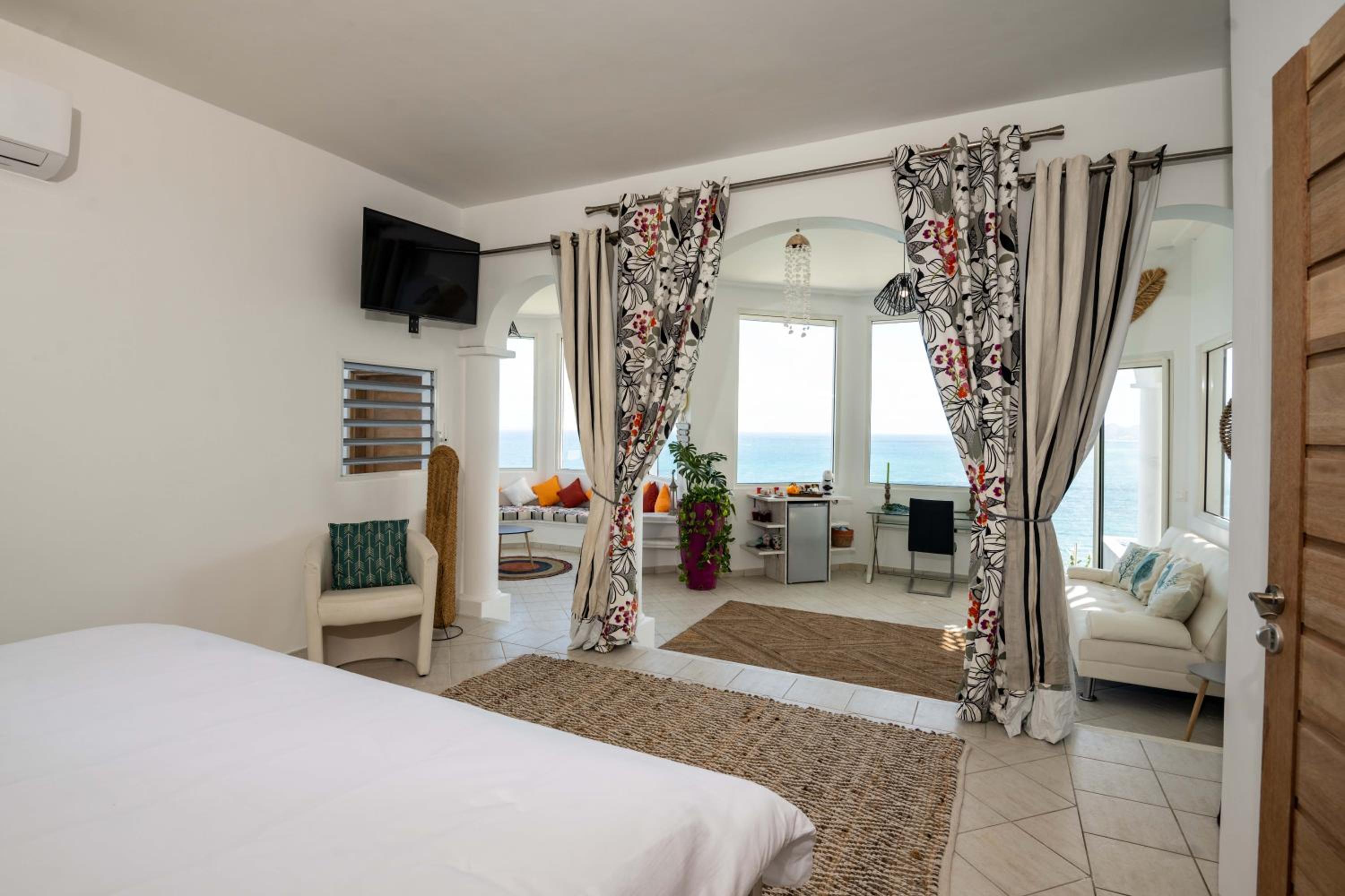 Infinity Blue Villa 180° ocean view -Beach access -Terres Basses