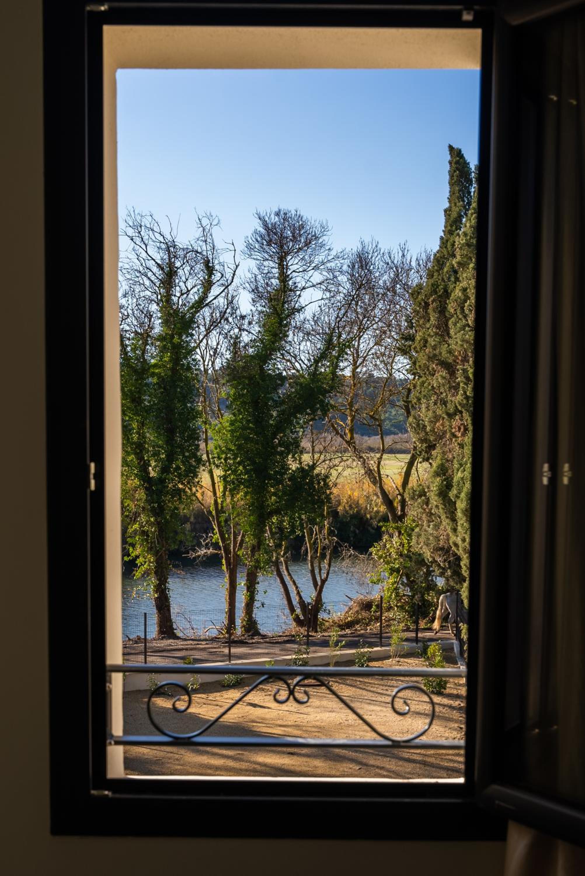 Domaine de Mérins, 10 couchages avec piscine, face à la rivière, à 4km de la plage