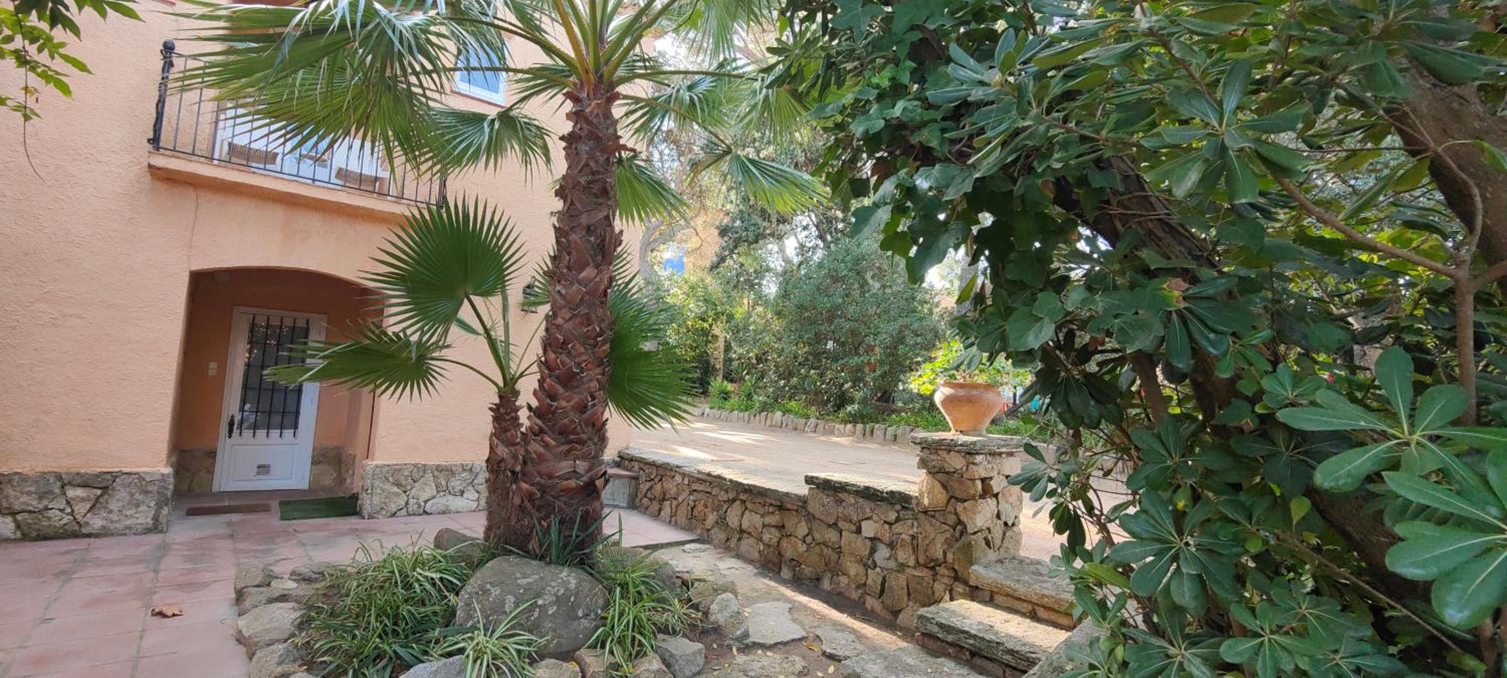 Casa única con jardín a 45 metros de la playa. BE view 3