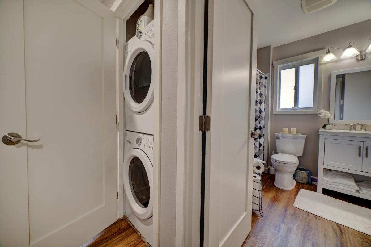 Cozy 2 Bedroom Townhouse in Northgate view 5