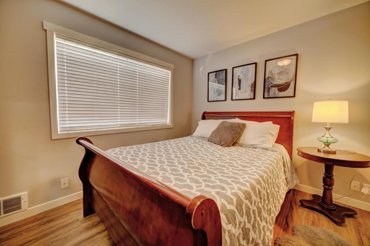 Cozy 2 Bedroom Townhouse in Northgate view 4