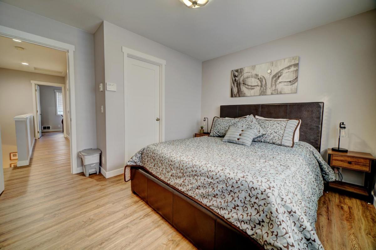 Cozy 2 Bedroom Townhouse in Northgate view 3