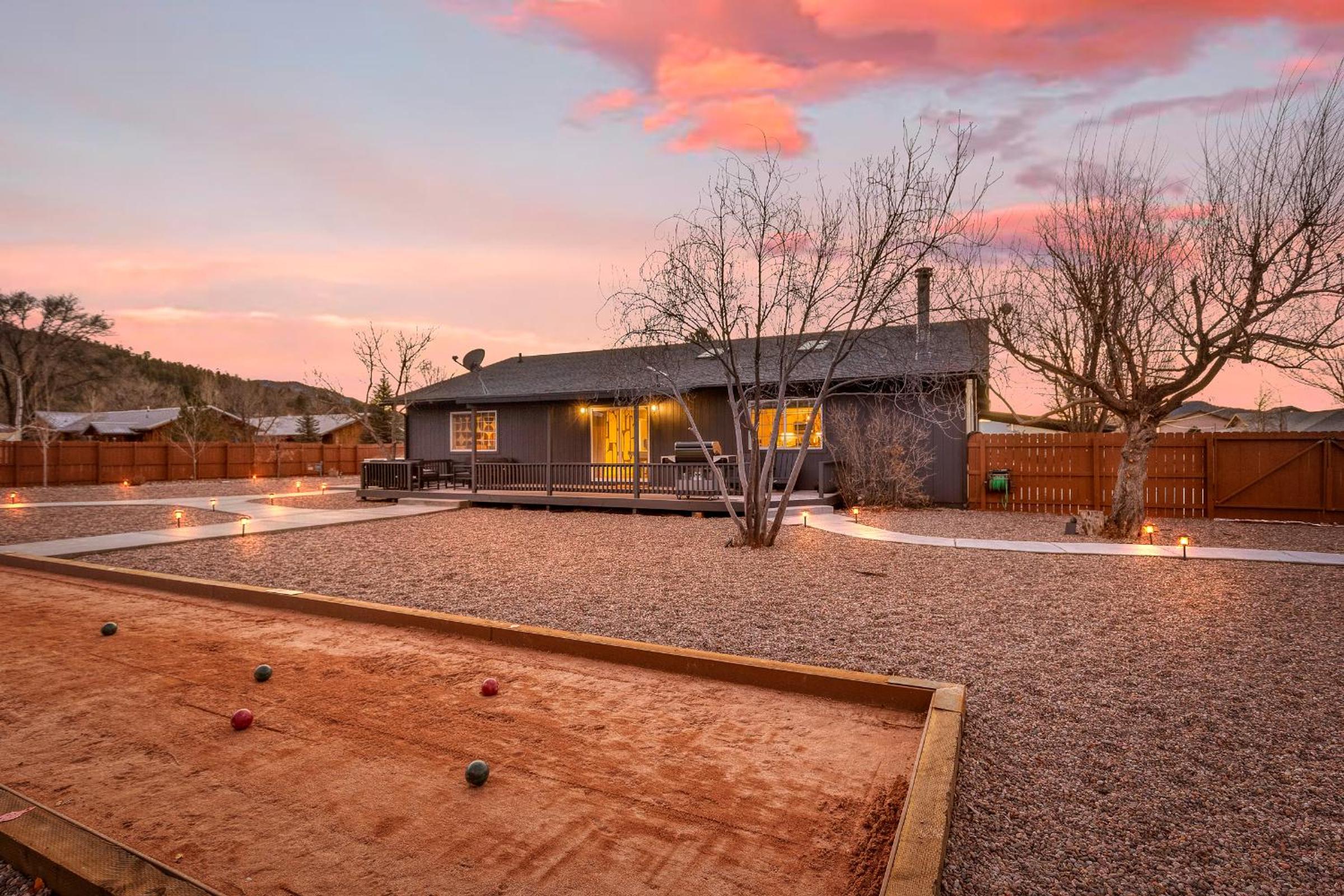 Grand Canyon Basecamp Hot Tub 4 King Beds