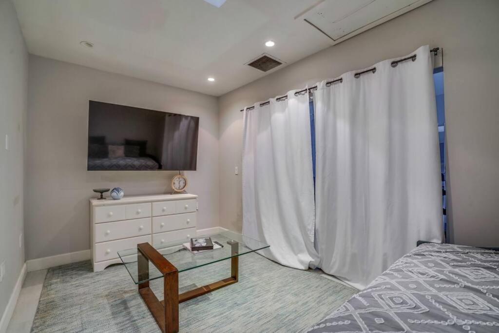 Hollywood Hills Retreat: Private GYM & STEAM ROOM