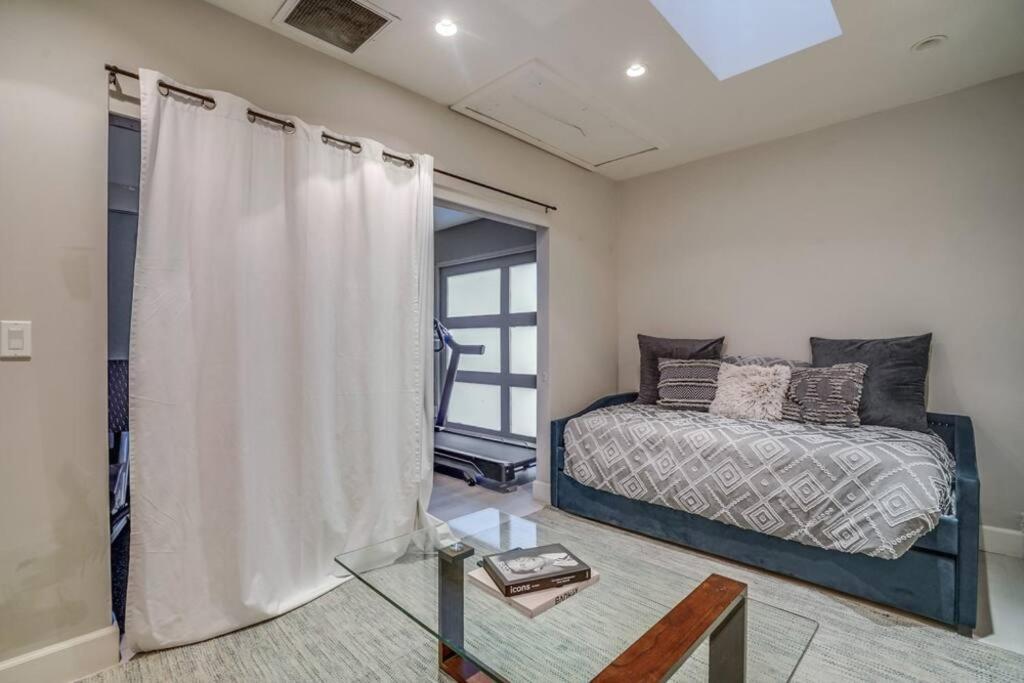 Hollywood Hills Retreat: Private GYM & STEAM ROOM