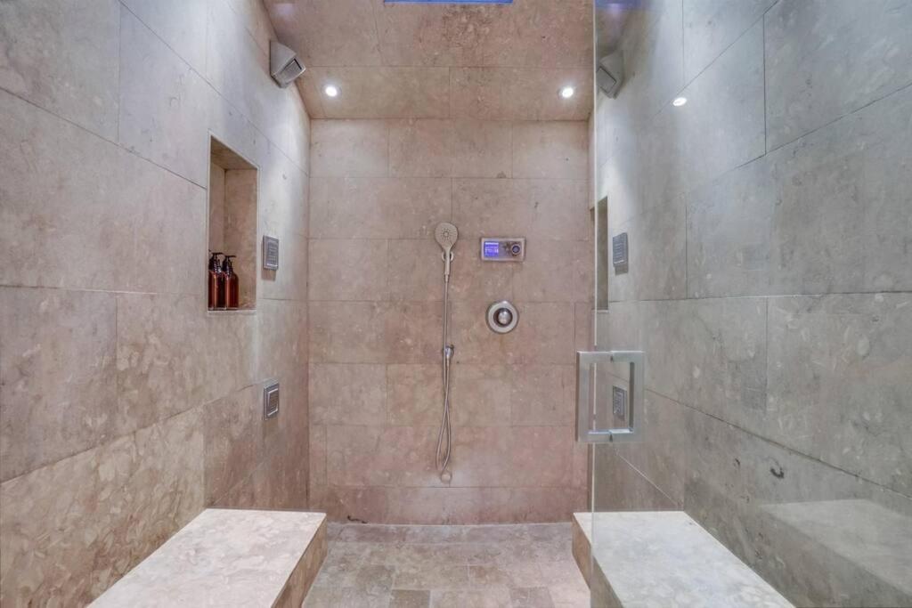 Hollywood Hills Retreat: Private GYM & STEAM ROOM
