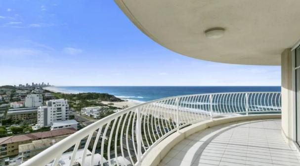 Burleigh Surf - Hosted by Burleigh Letting