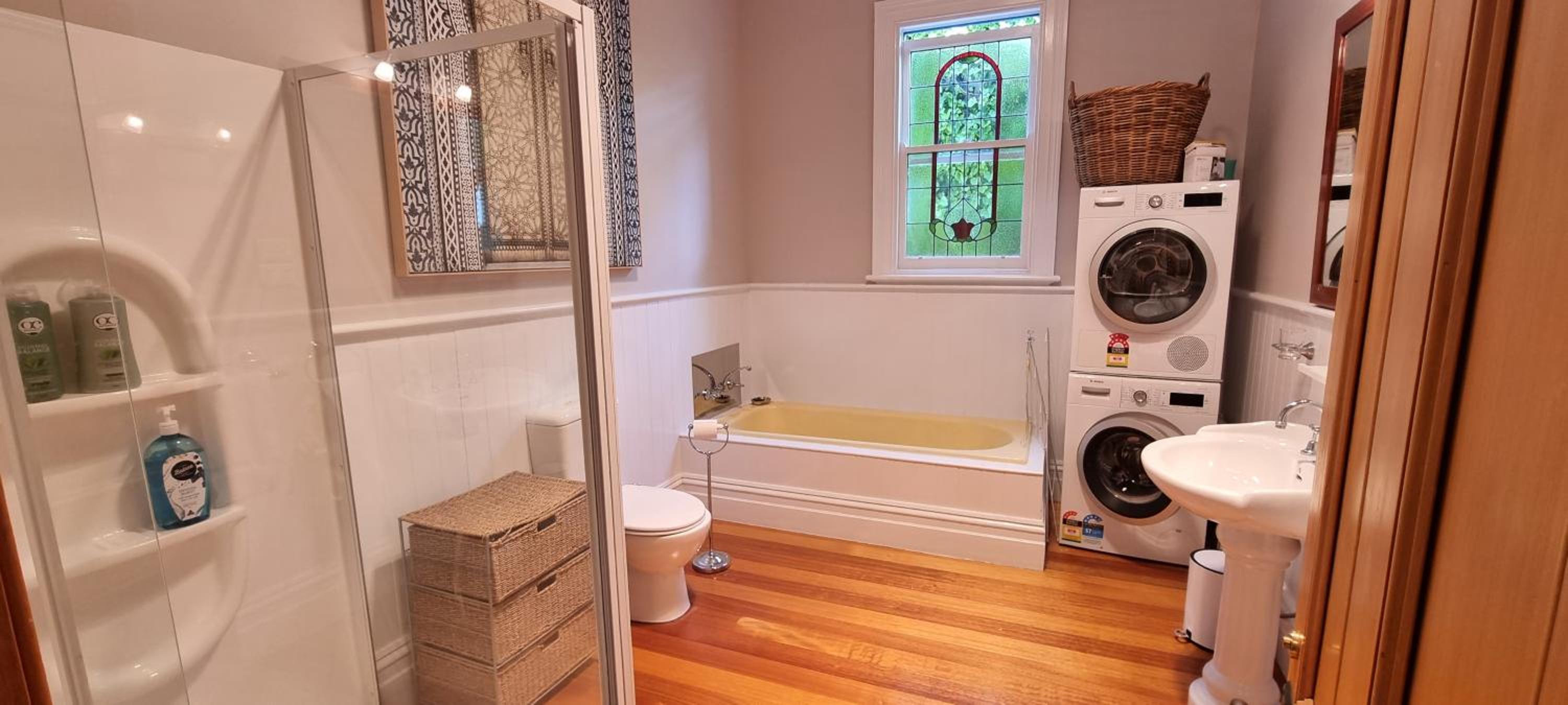 Hill House Hobart - Charming home, stunning views close to city