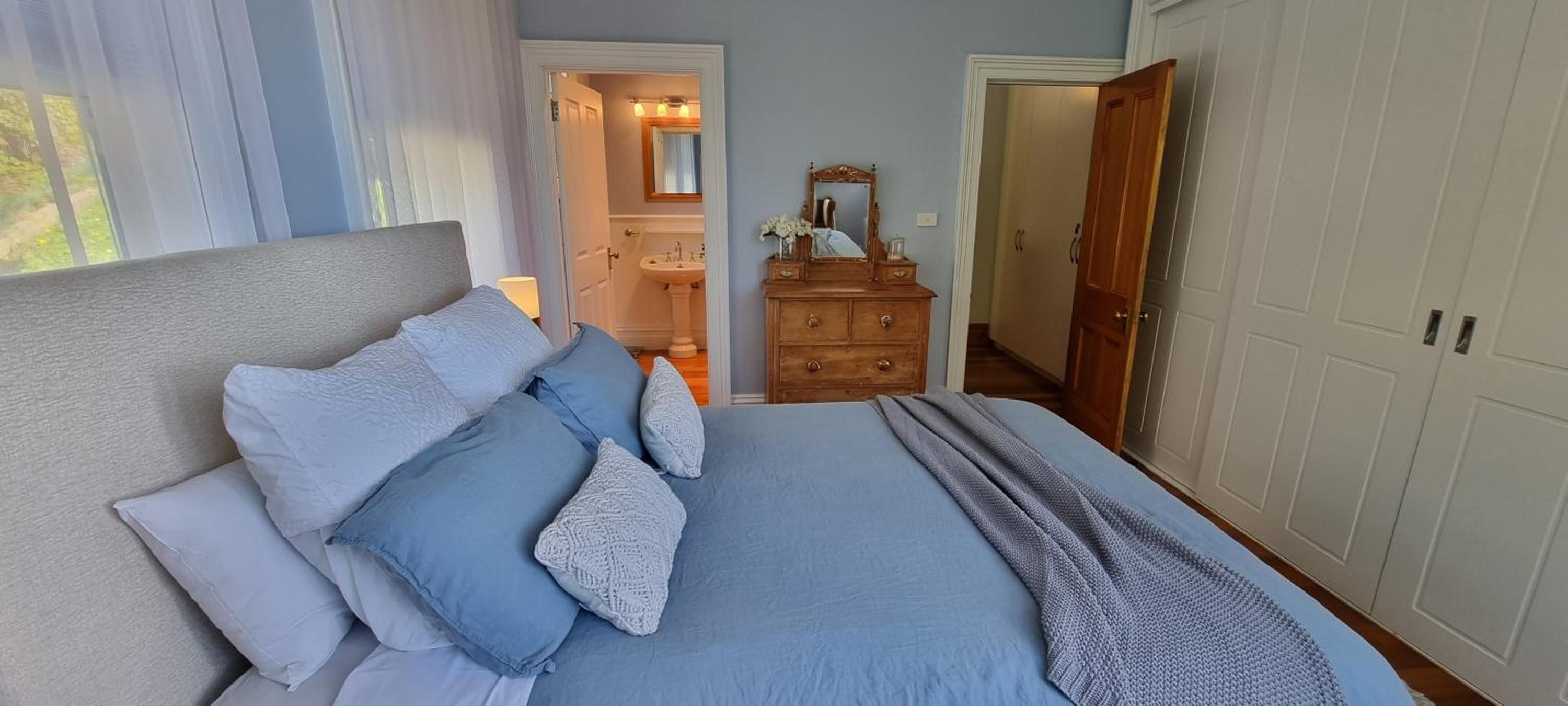 Hill House Hobart - Charming home, stunning views close to city