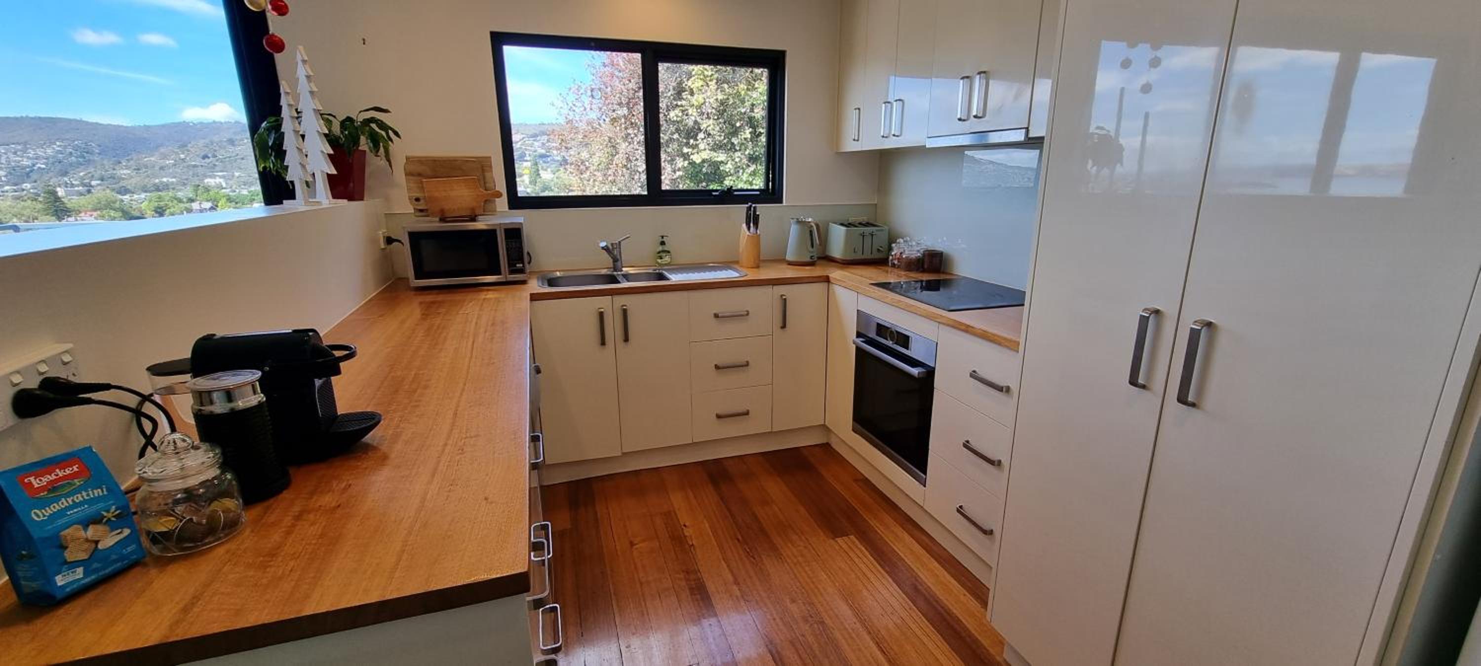 Hill House Hobart - Charming home, stunning views close to city