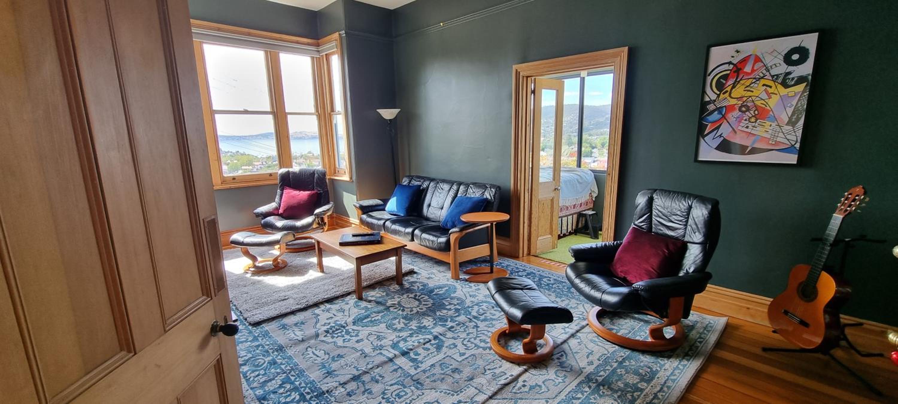 Hill House Hobart - Charming home, stunning views close to city