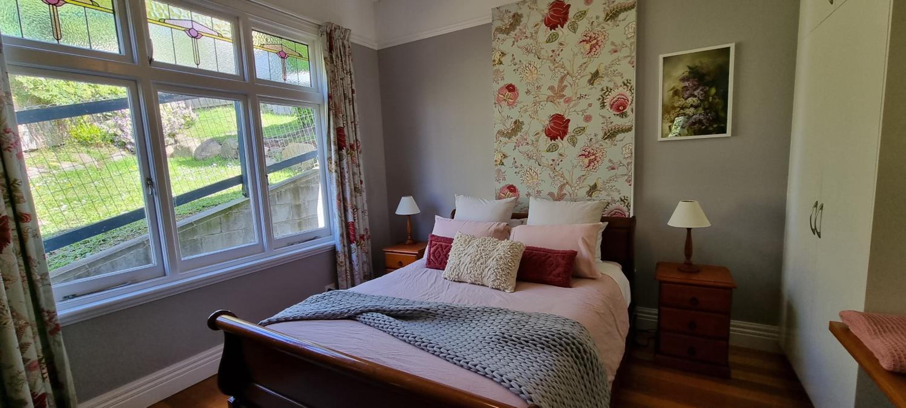 Hill House Hobart - Charming home, stunning views close to city