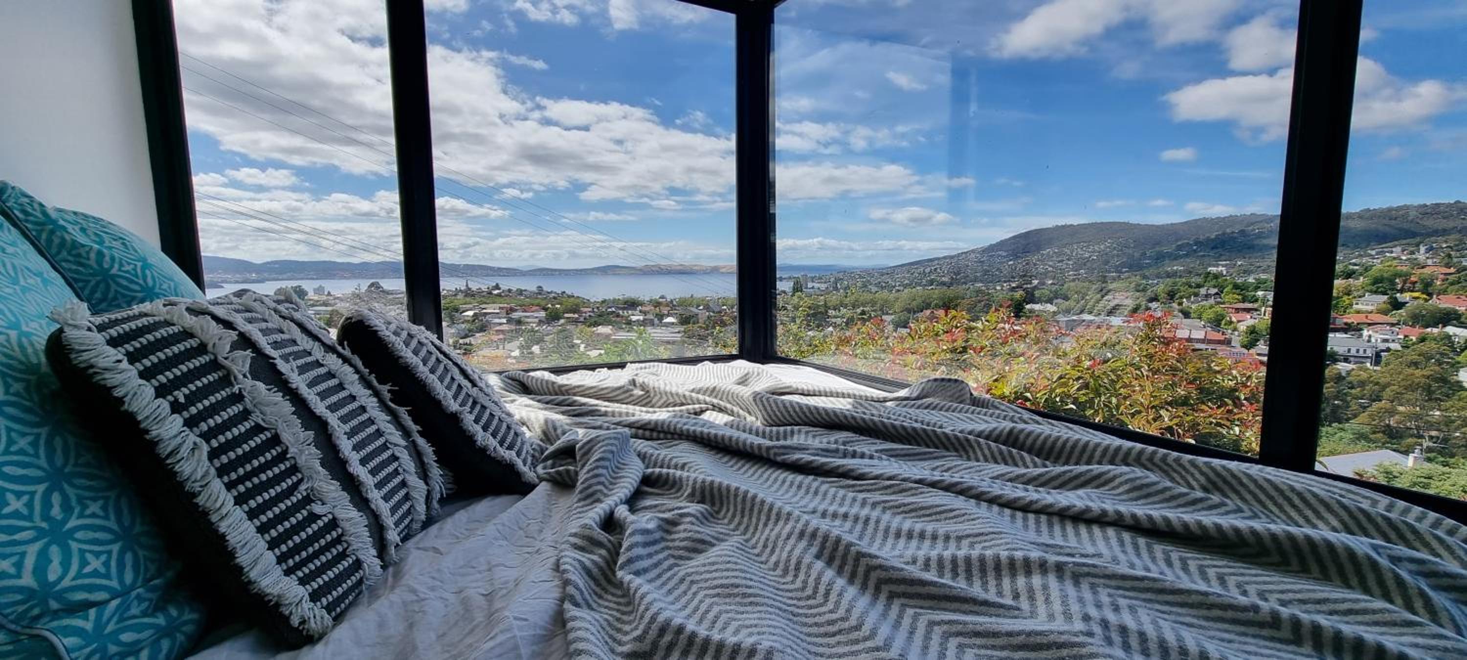 Hill House Hobart - Charming home, stunning views close to city