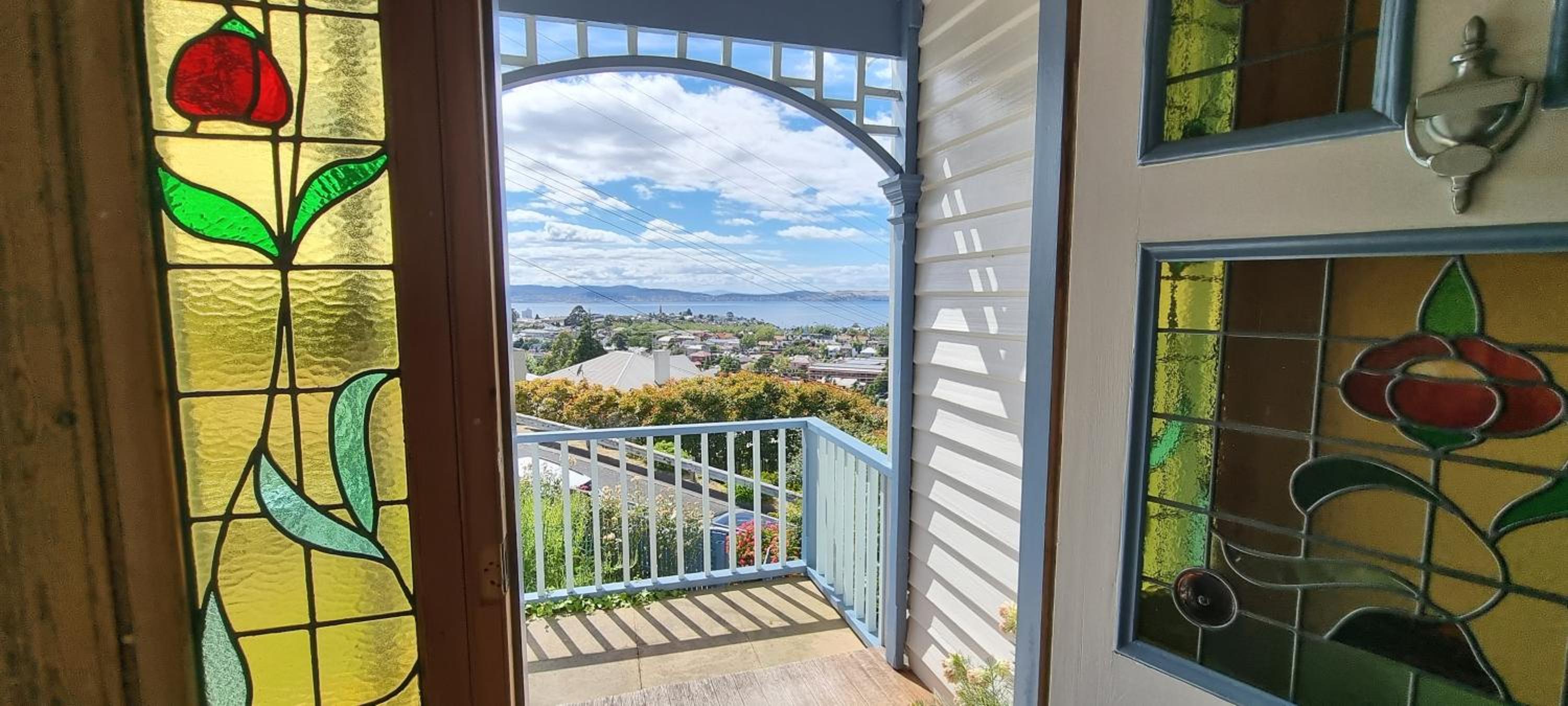 Hill House Hobart - Charming home, stunning views close to city