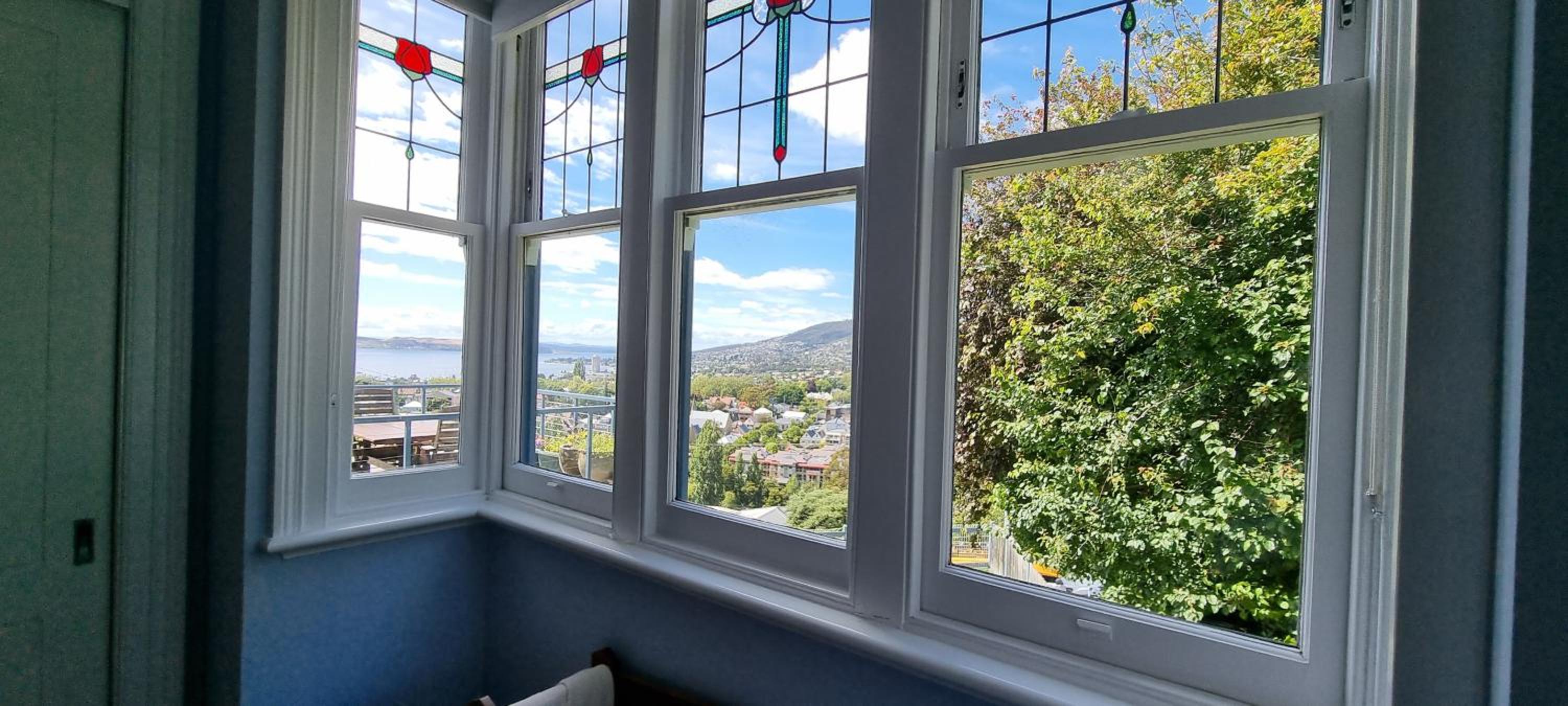 Hill House Hobart - Charming home, stunning views close to city