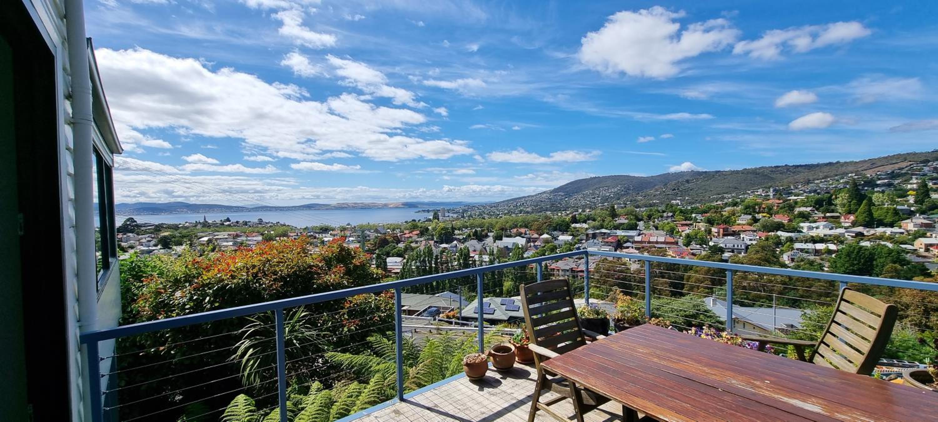 Hill House Hobart - Charming home, stunning views close to city