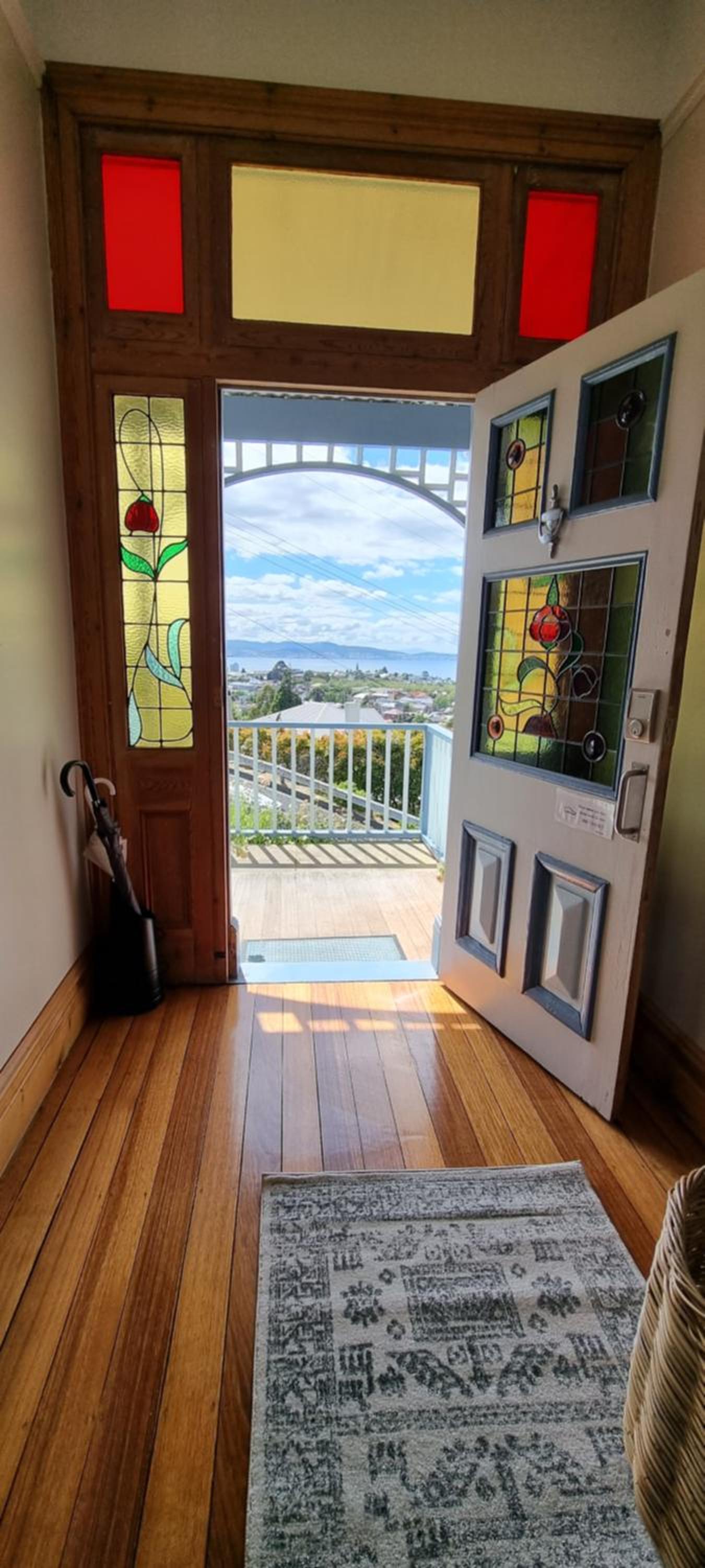 Hill House Hobart - Charming home, stunning views close to city