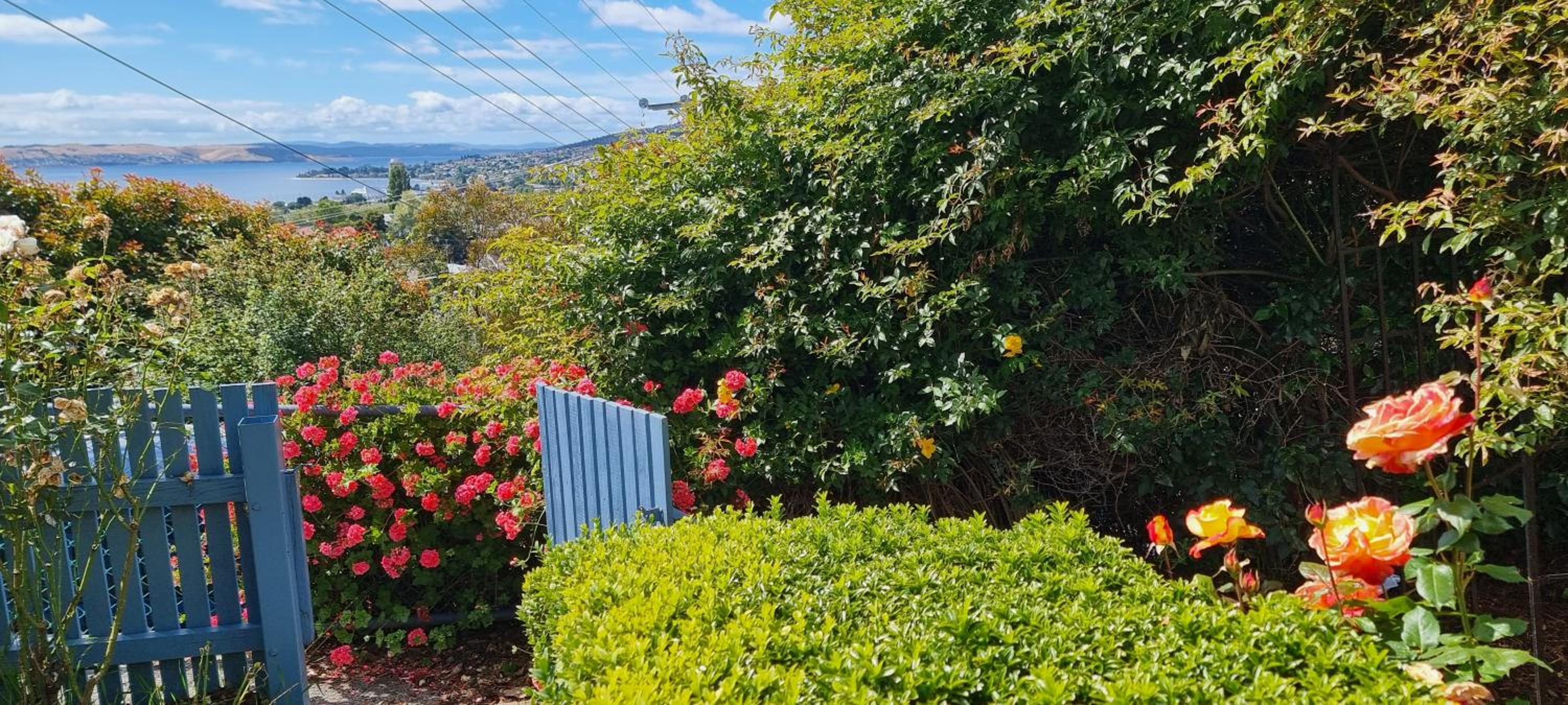 Hill House Hobart - Charming home, stunning views close to city