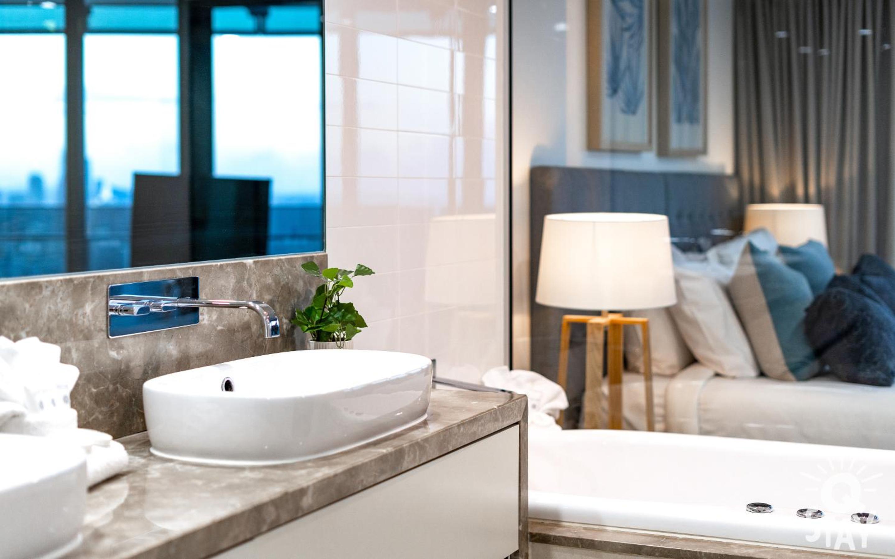 Soul Surfers Paradise MID WEEK MADNESS DEAL - Q Stay