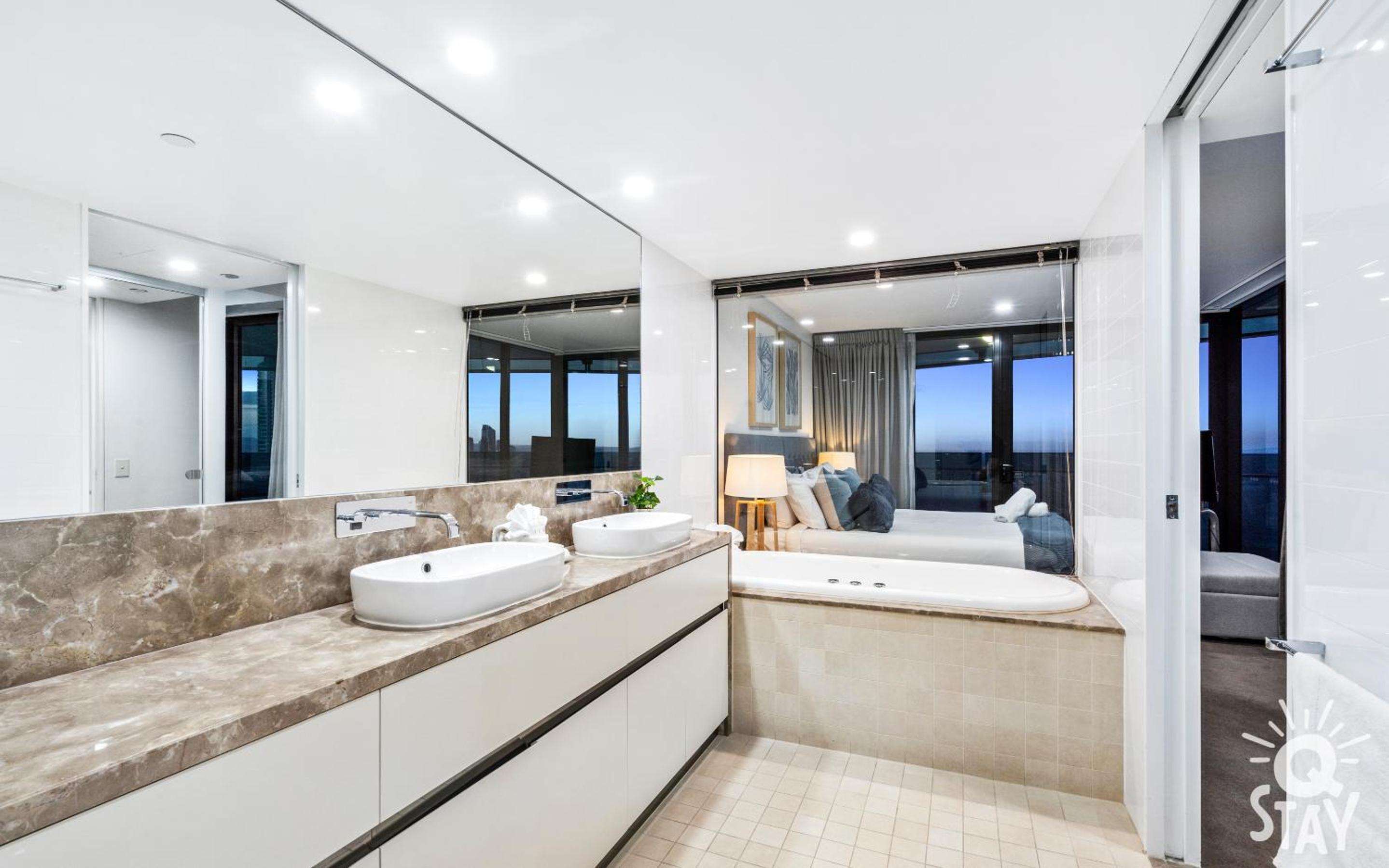 Soul Surfers Paradise MID WEEK MADNESS DEAL - Q Stay