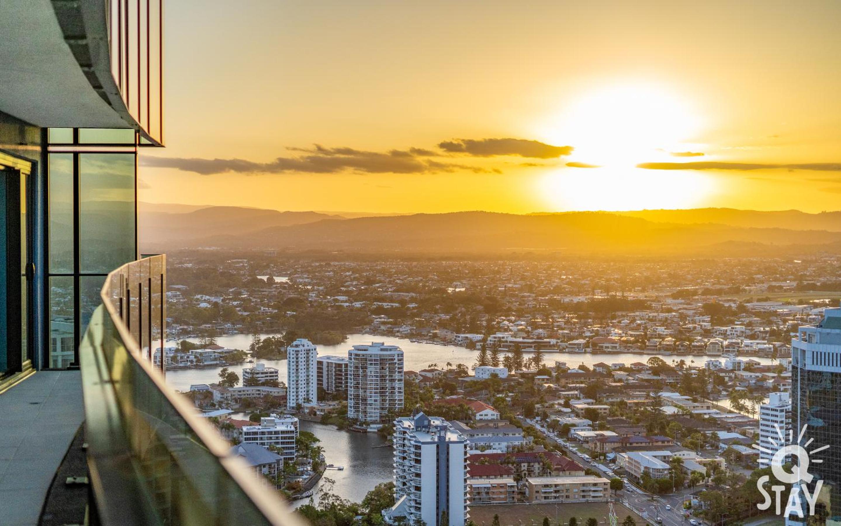 Soul Surfers Paradise MID WEEK MADNESS DEAL - Q Stay