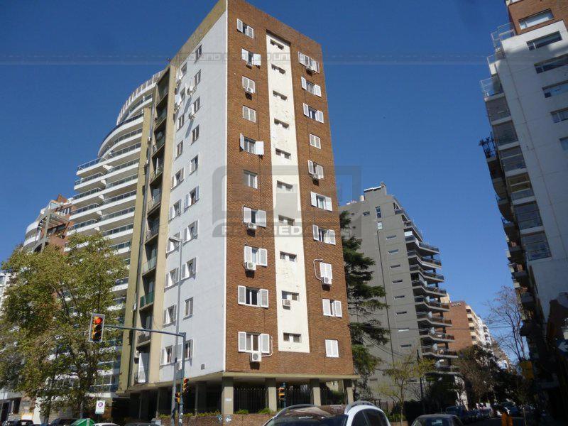 AMPLIO DEPARTAMENTO FRENTE AL RIO