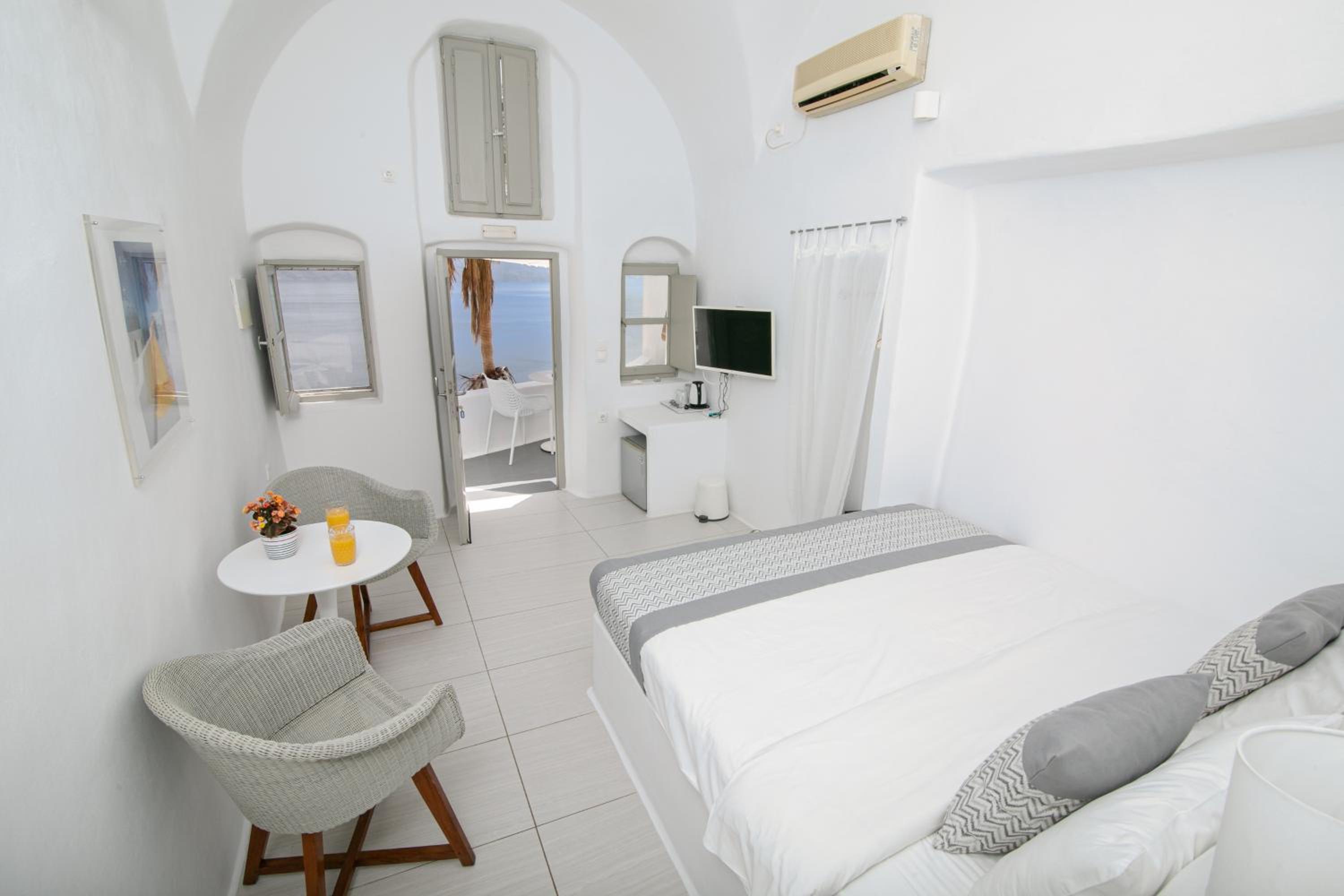Oia Vacations - Vogue Suites - Property Image 4