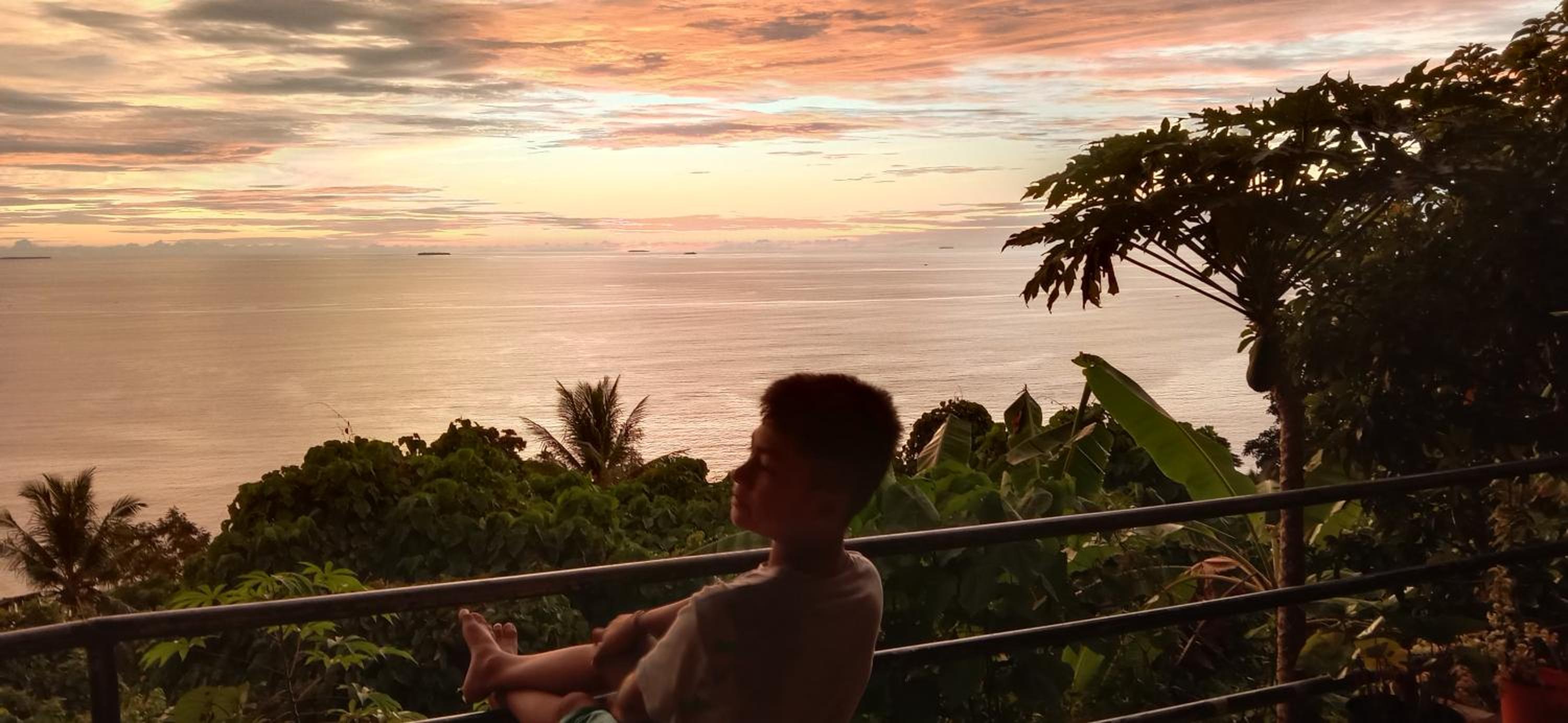 The view padang, Amazing view, 8 mins Mentawai fast ferry, cold beer,close to restaurants view 2