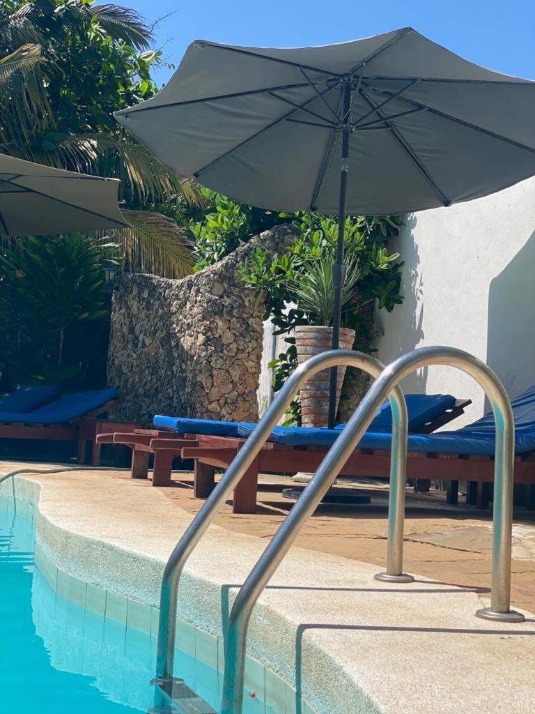 Tradewinds Lodge