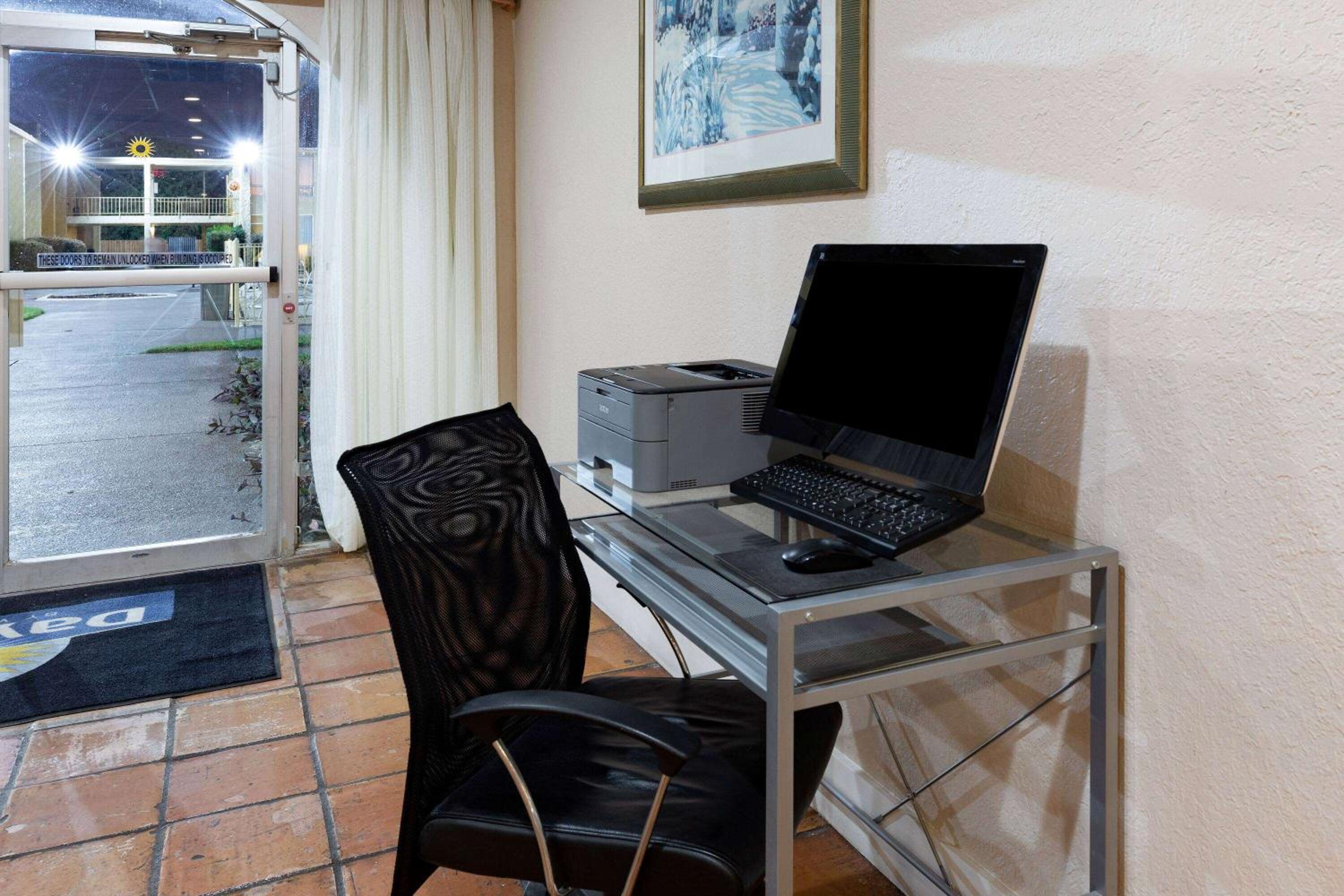 Del Rio Vacations - Days Inn by Wyndham Del Rio - Property Image 2