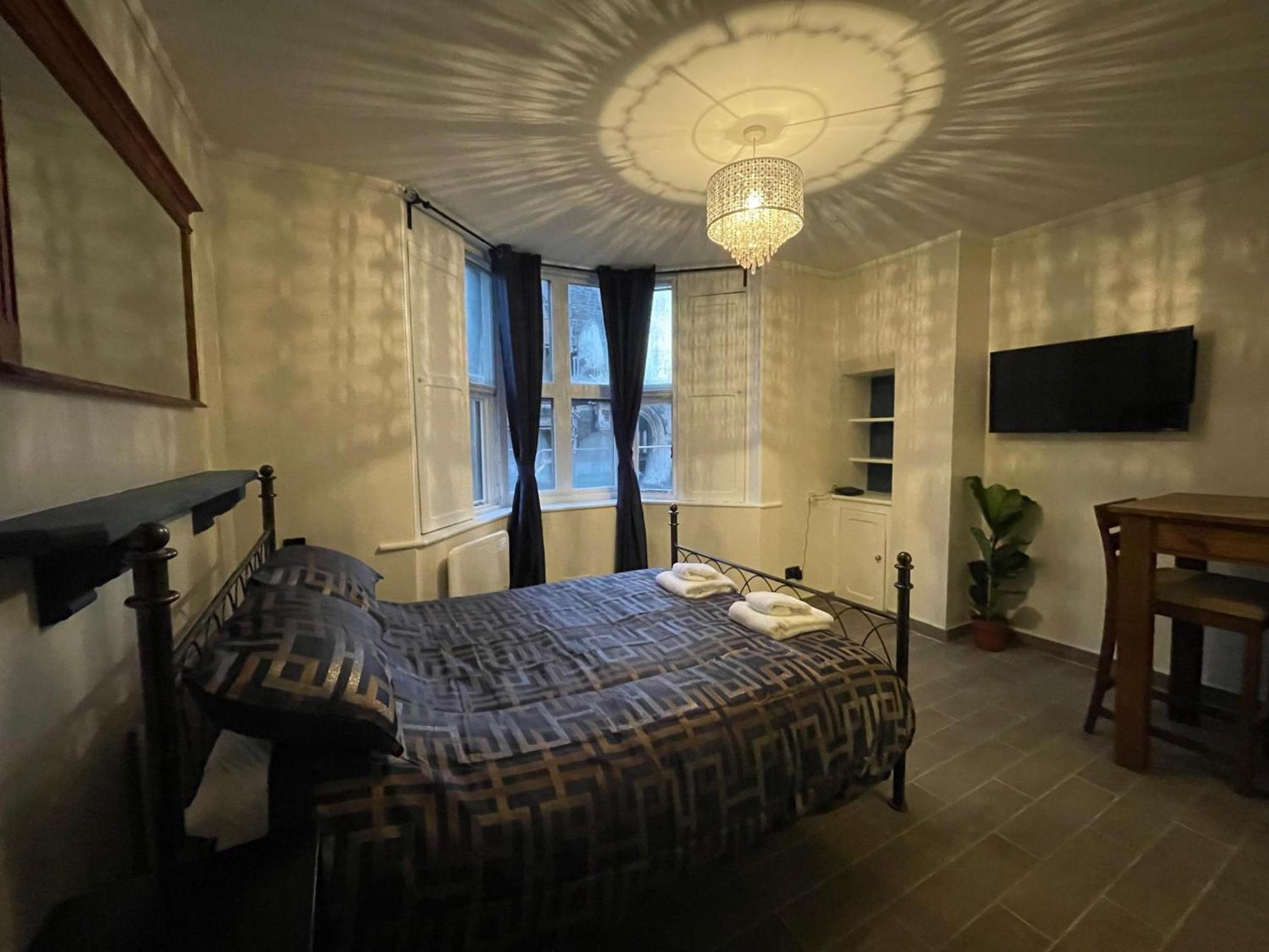 Gated Stunning Period Studio in Vibrant Bristol view 2
