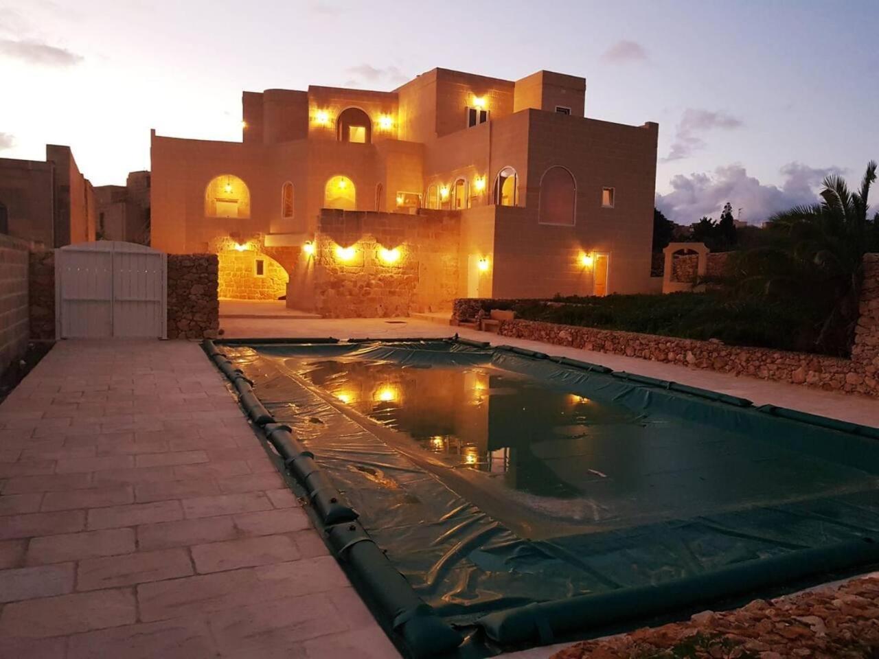 5 Bed Villa - Sleeps 8 - Pool - Garden - Parking
