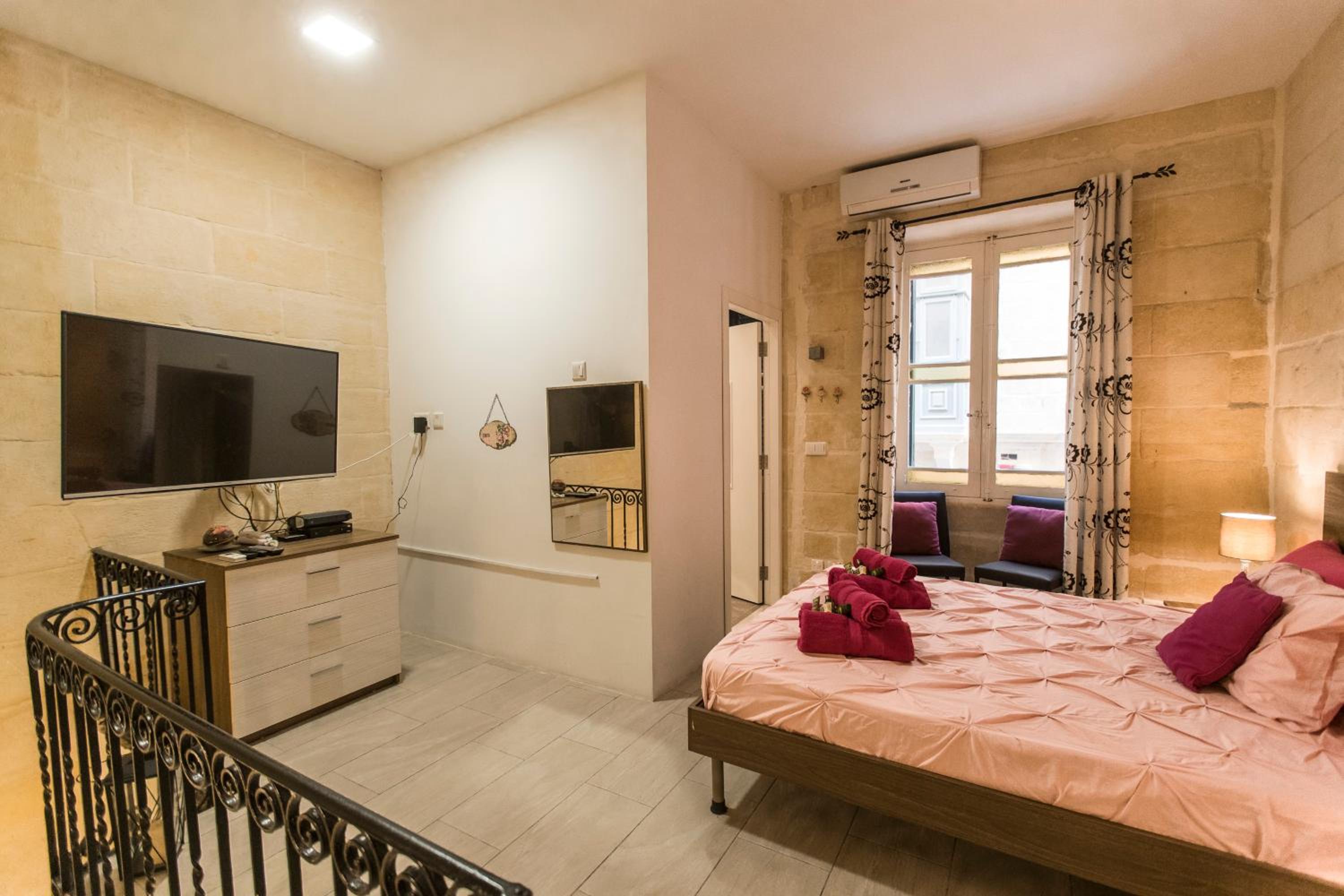 GB Suites - Triplex Apartment view 2