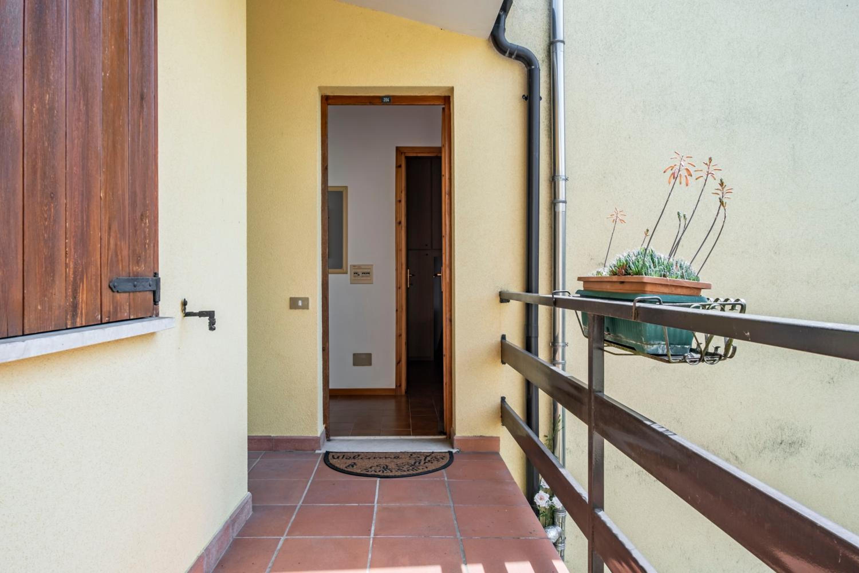 HOST4U - LISA&MAGGIE Pool Apartments with Beautiful View on Lake of Garda