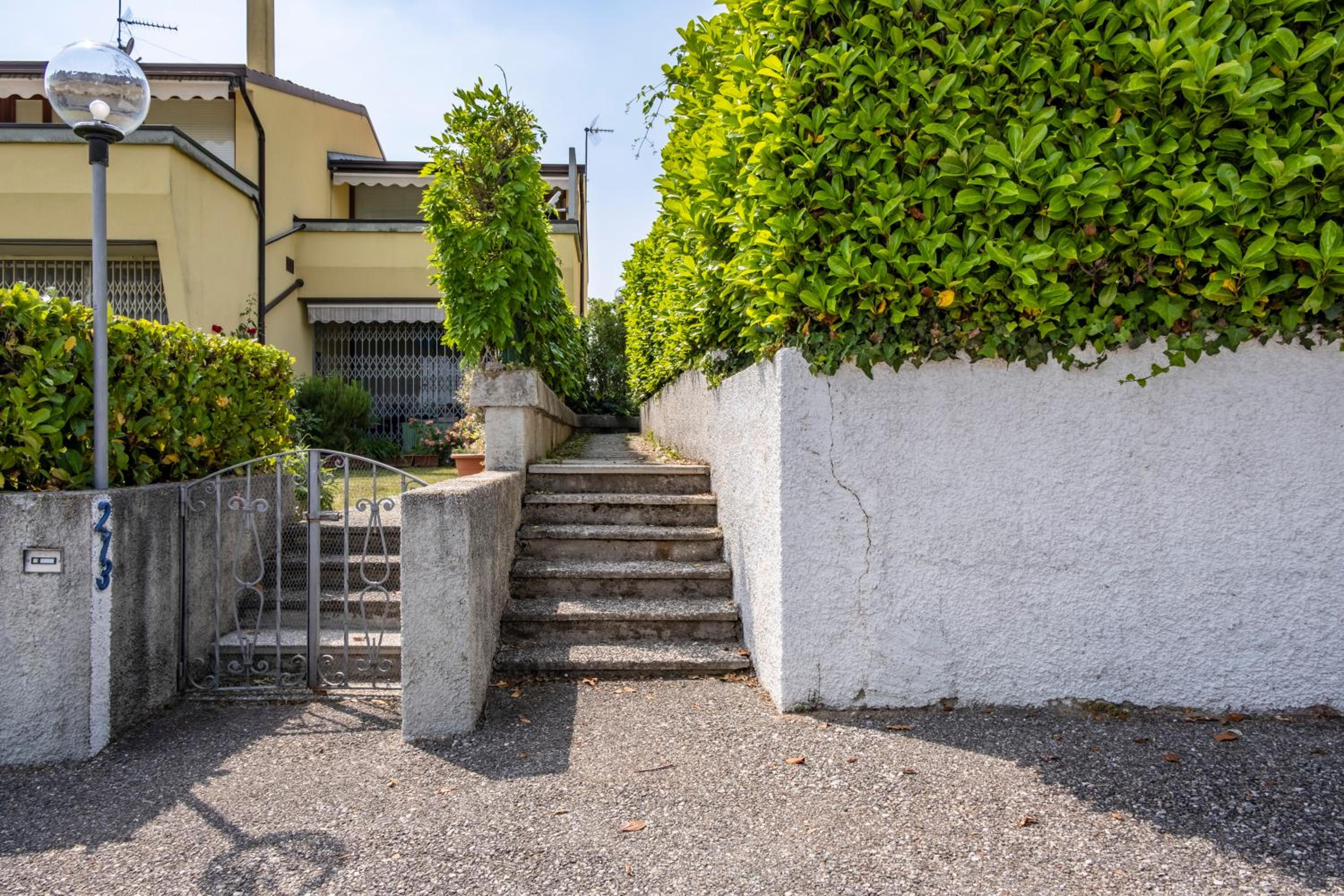 HOST4U - LISA&MAGGIE Pool Apartments with Beautiful View on Lake of Garda