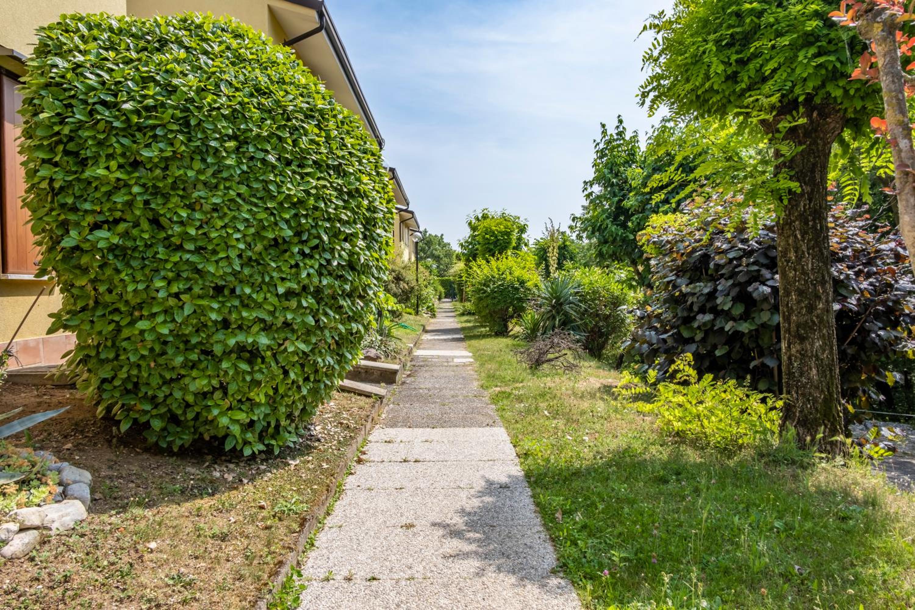 HOST4U - LISA&MAGGIE Pool Apartments with Beautiful View on Lake of Garda