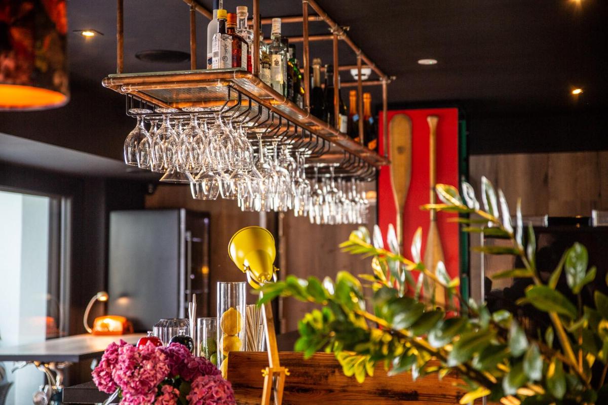 bar