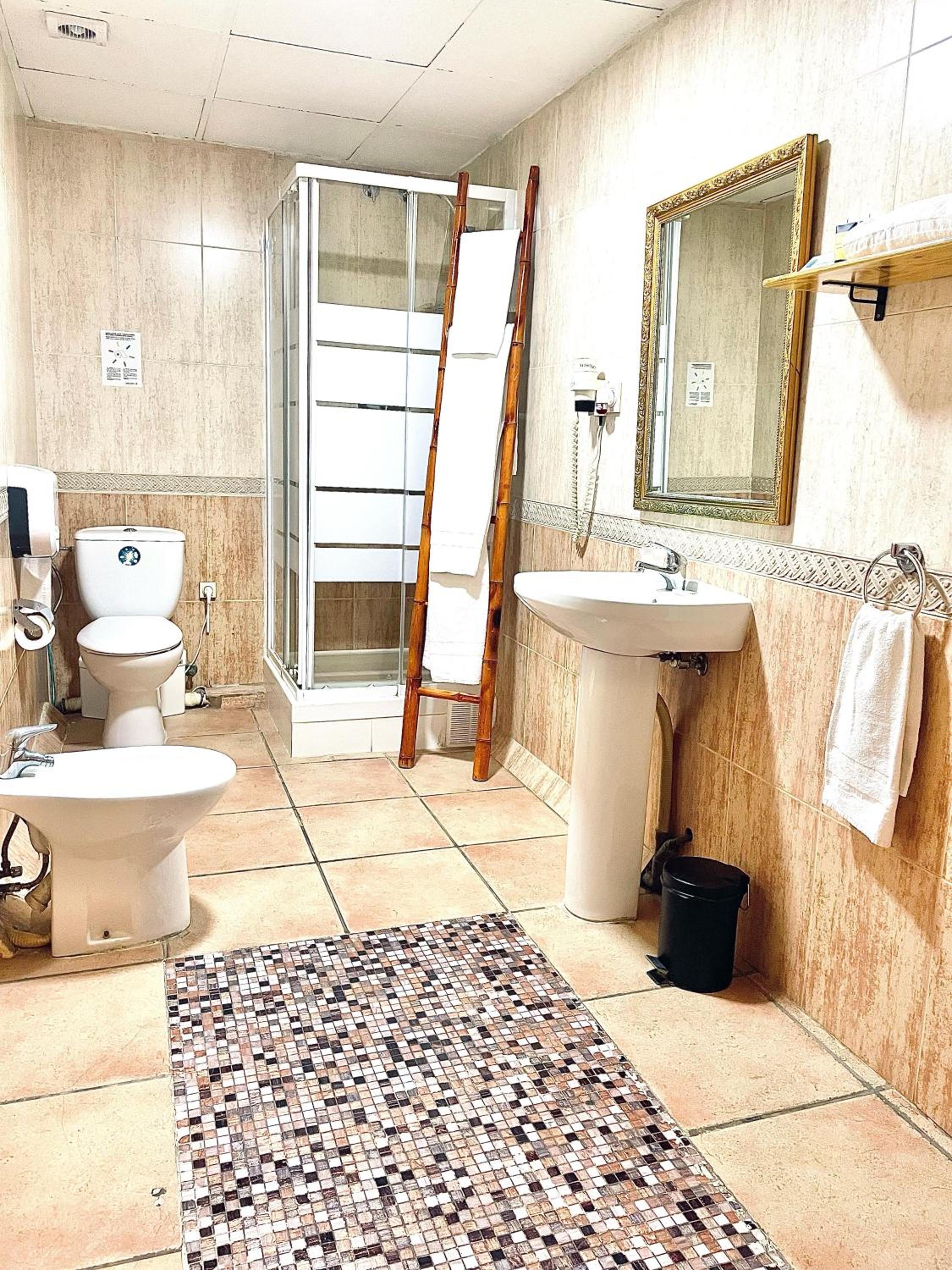 Casual Civilizaciones Valencia by Casual Hoteles en Valencia — bathroom