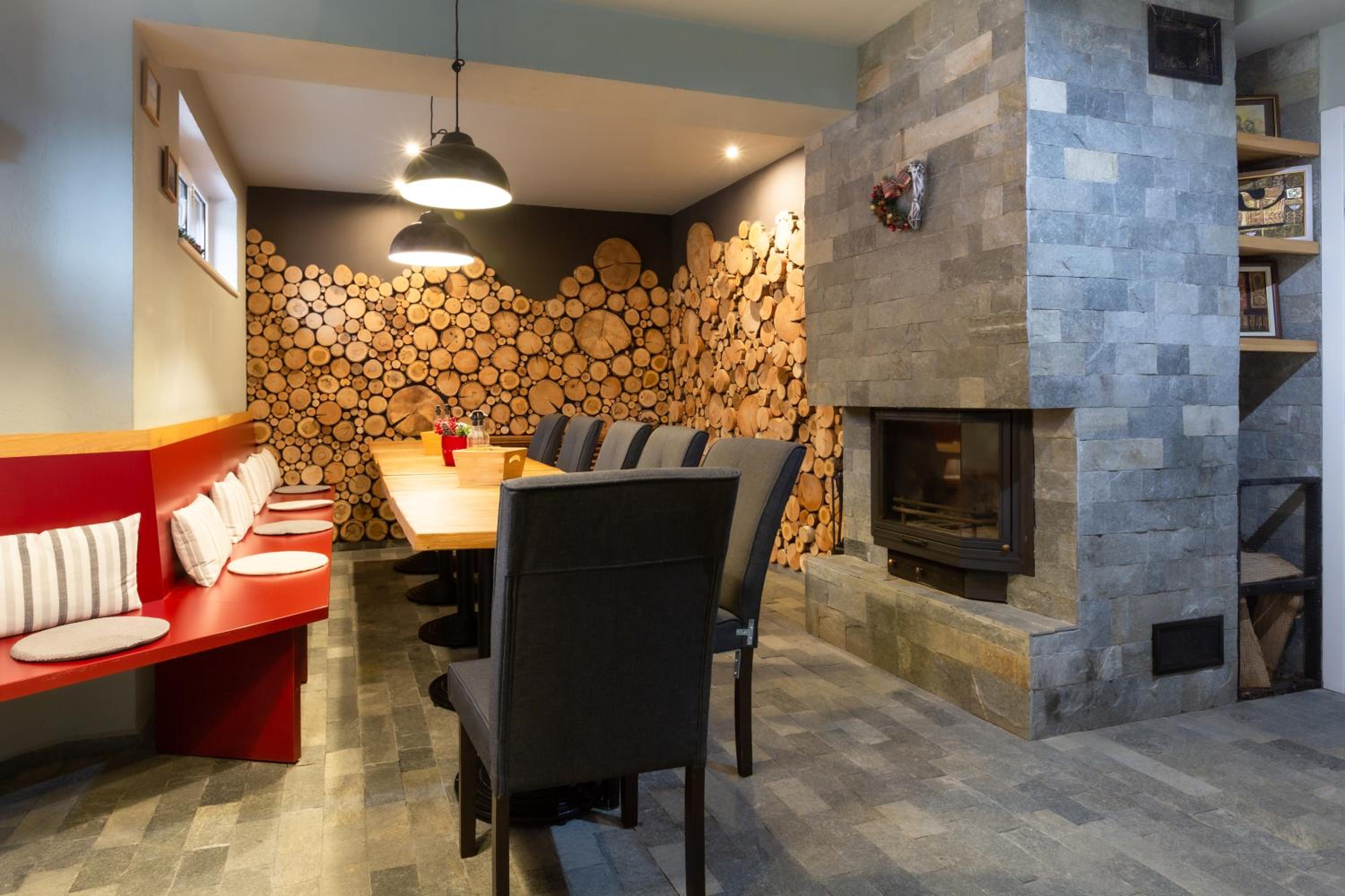 Къщи за гости Сноуфлейк Snowflake Chalet and Snowflake Lodge