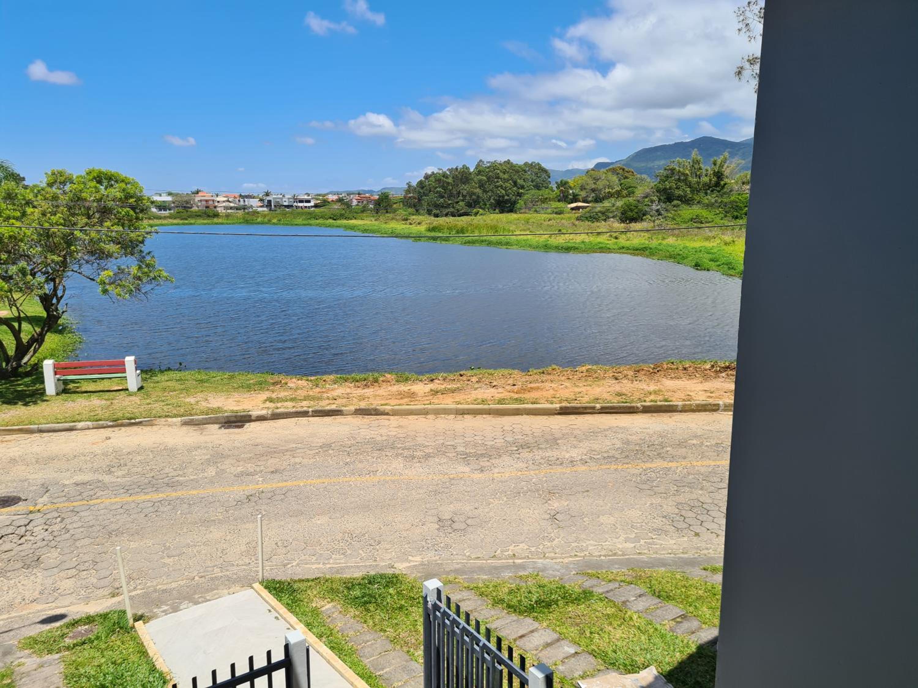 Sobrado perto da Praia de Frente para Lagoa - Garopaba