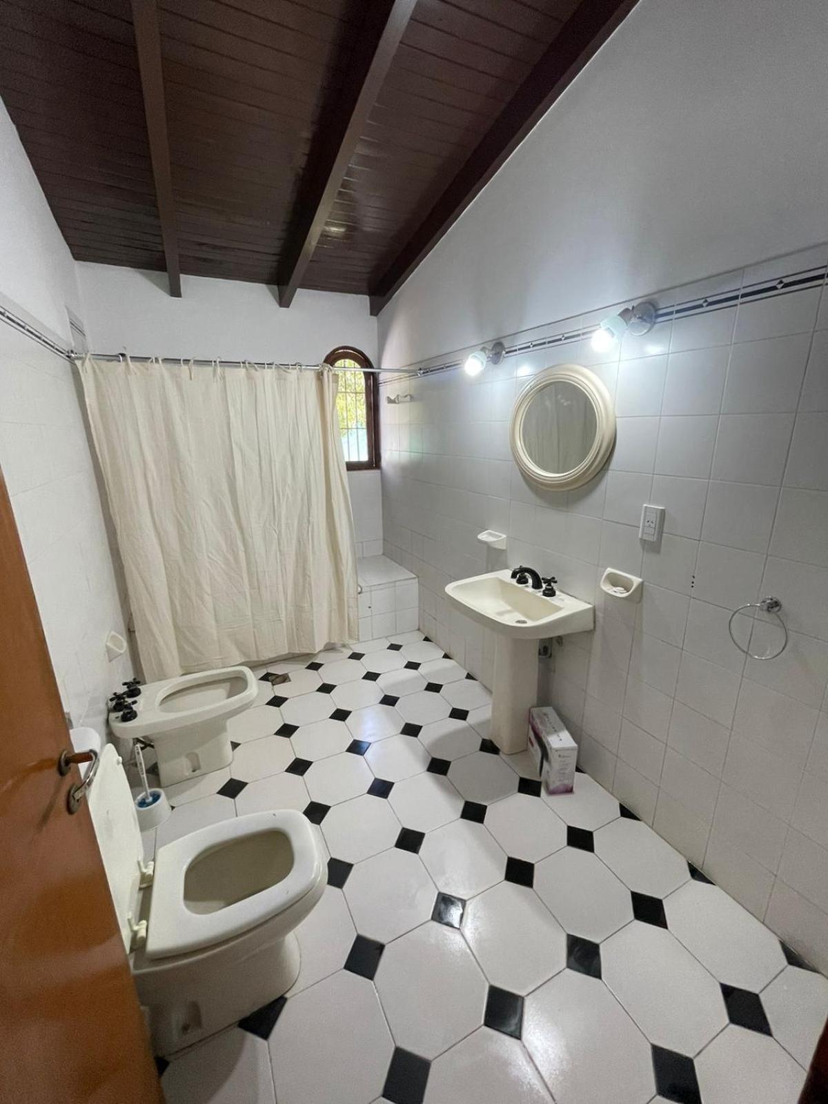 Hermosa y amplia casa en la mejor ubicacion de Chacras, con piscina y jardin
