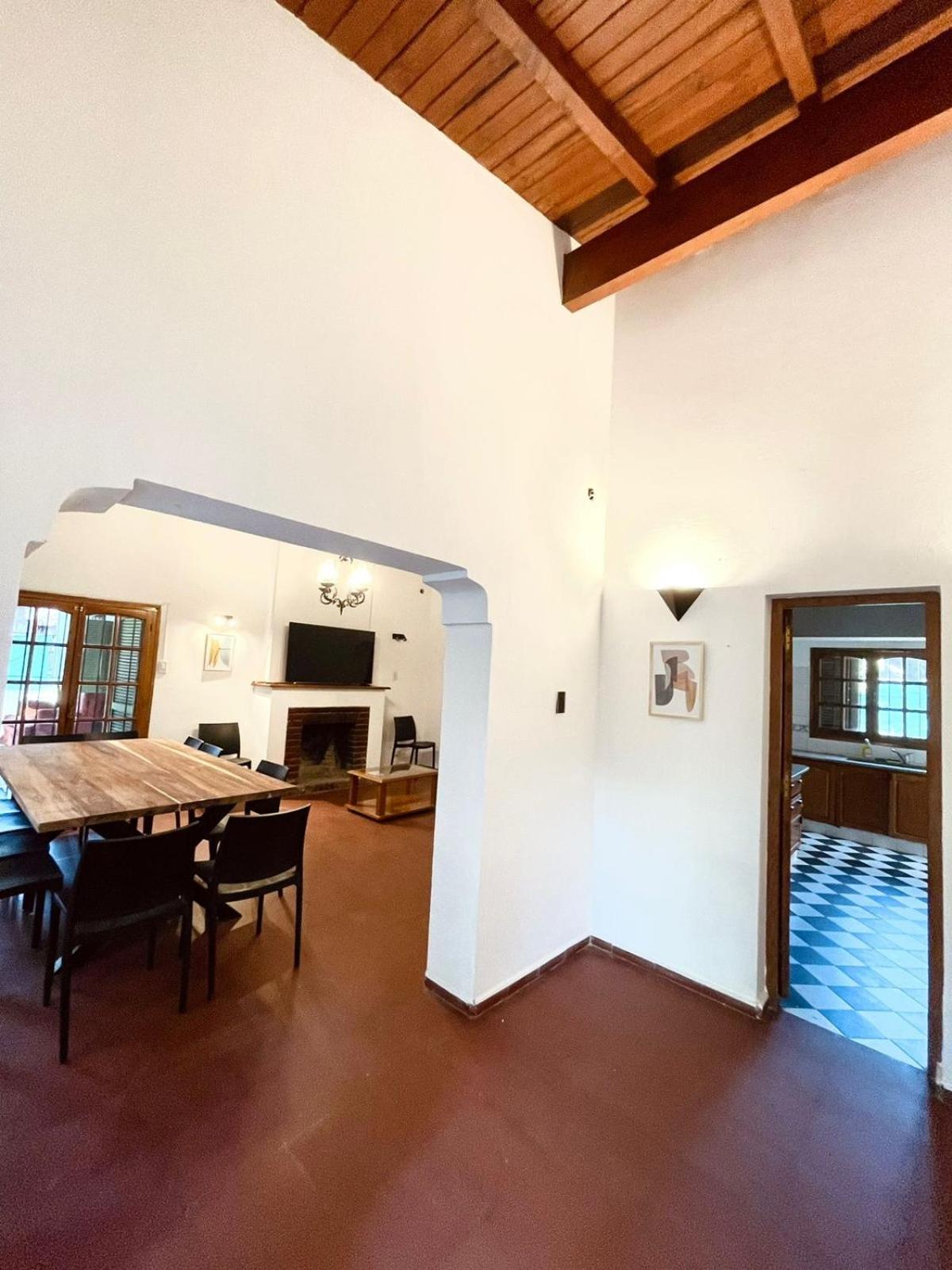 Hermosa y amplia casa en la mejor ubicacion de Chacras, con piscina y jardin