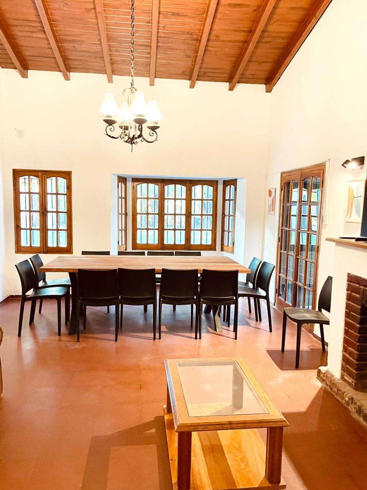 Hermosa y amplia casa en la mejor ubicacion de Chacras, con piscina y jardin