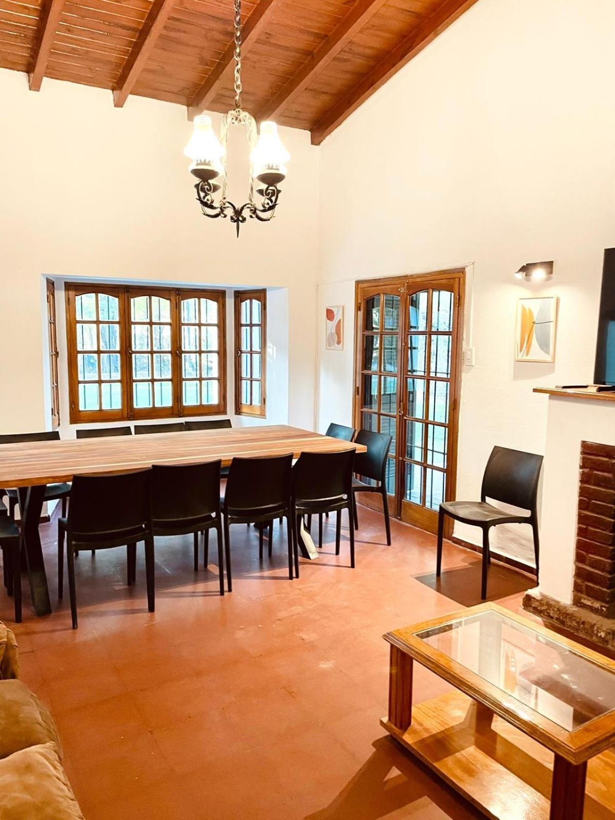 Hermosa y amplia casa en la mejor ubicacion de Chacras, con piscina y jardin