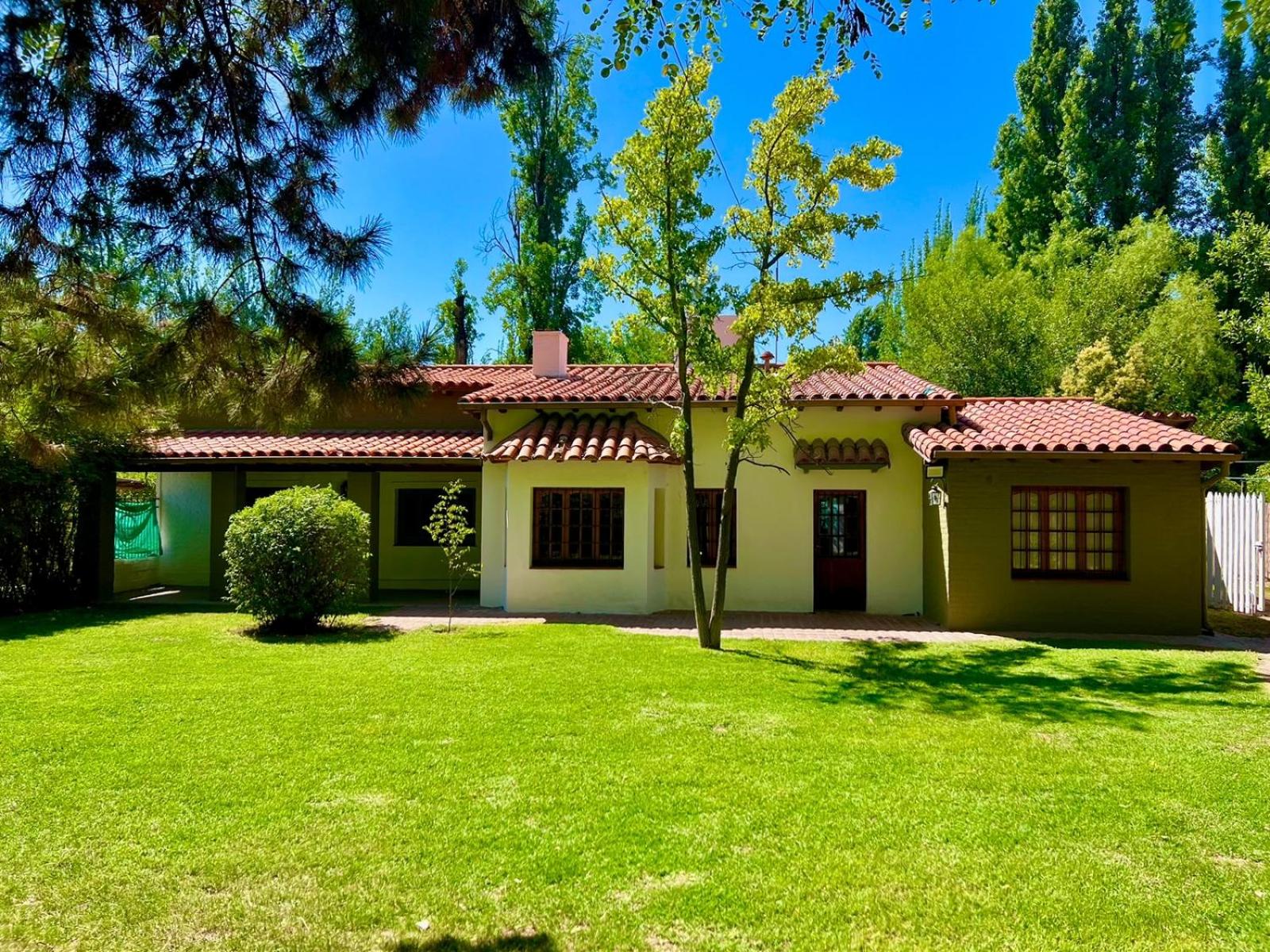 Hermosa y amplia casa en la mejor ubicacion de Chacras, con piscina y jardin