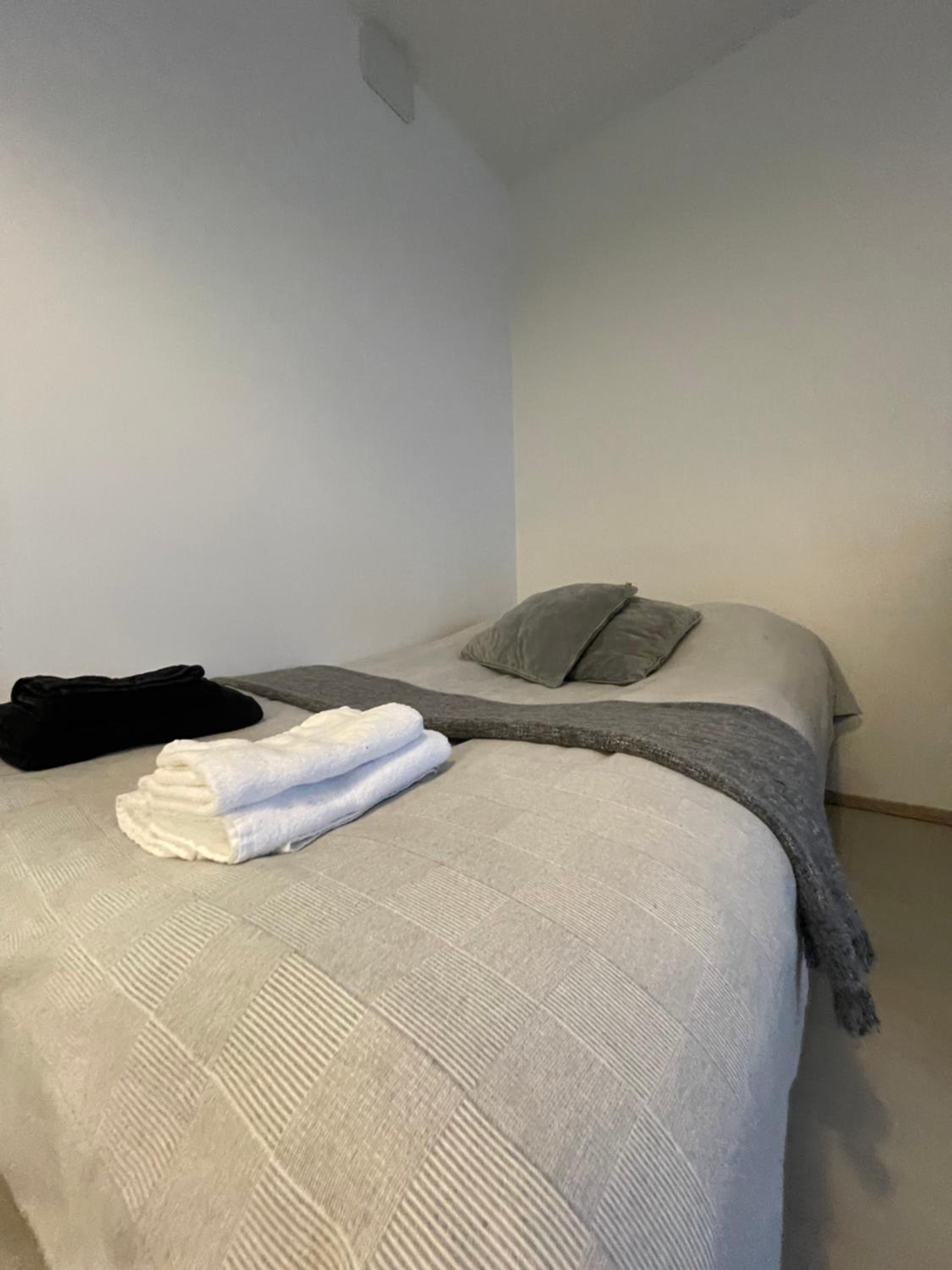 Arctic Penthouse Studio with FREE parking and high-speed Wi-Fi view 2