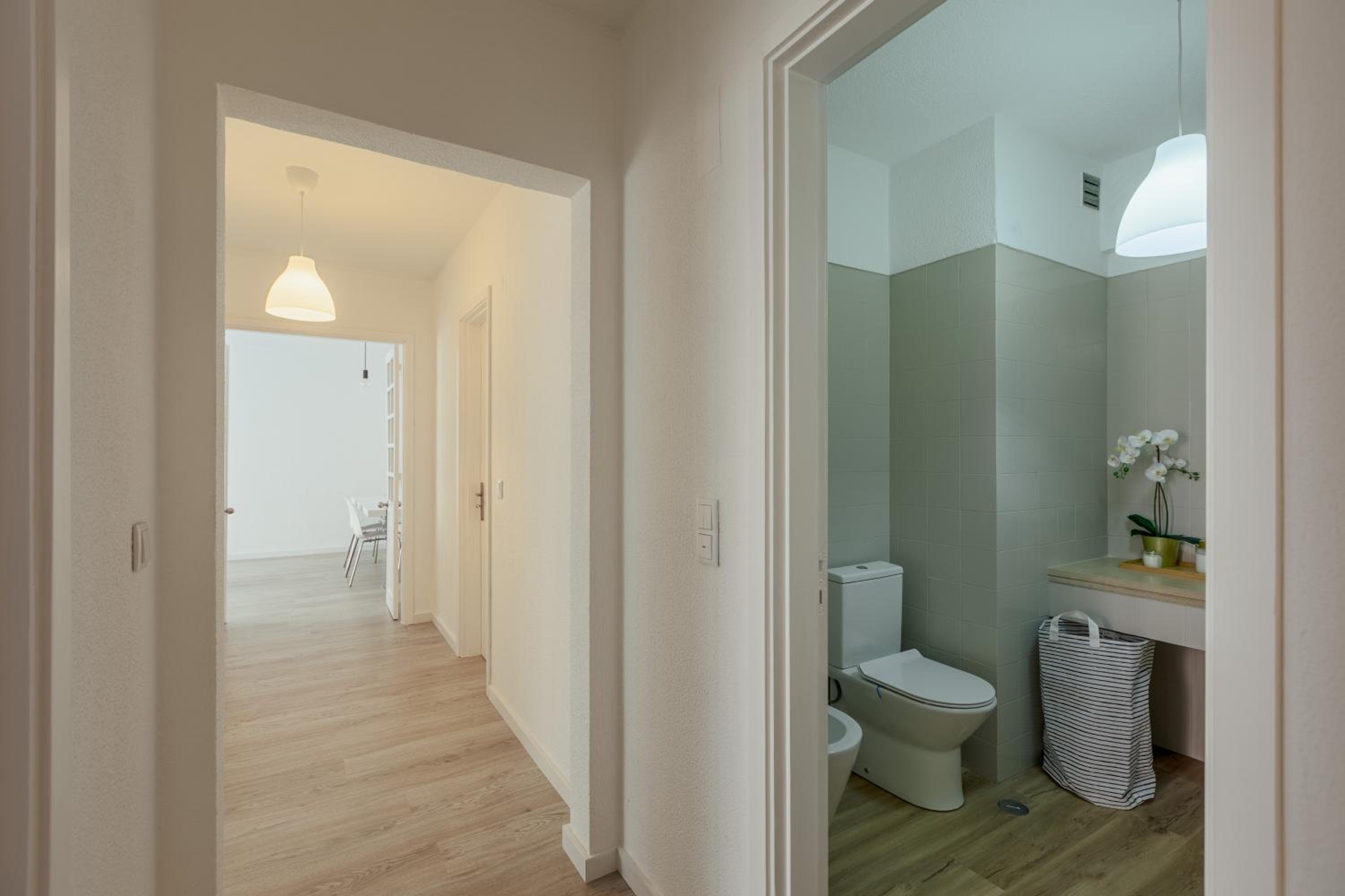 Elegant 3 bedroom apt - City centre - garage - metro view 5