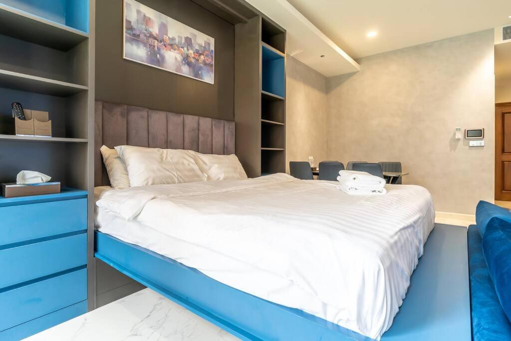 The Rixx Boutique- Opera House- SmartTV65in - pool